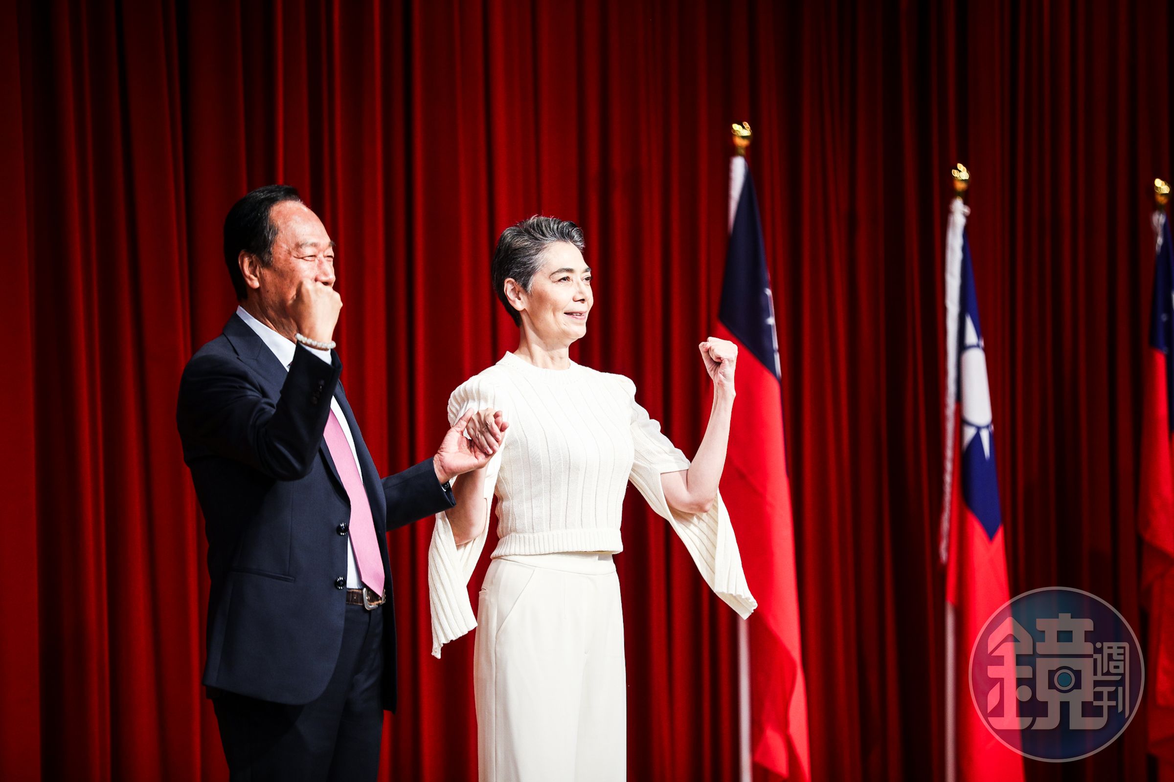鴻海創辦人郭台銘(左)昨日宣布副手為資深藝人賴佩霞(右)。