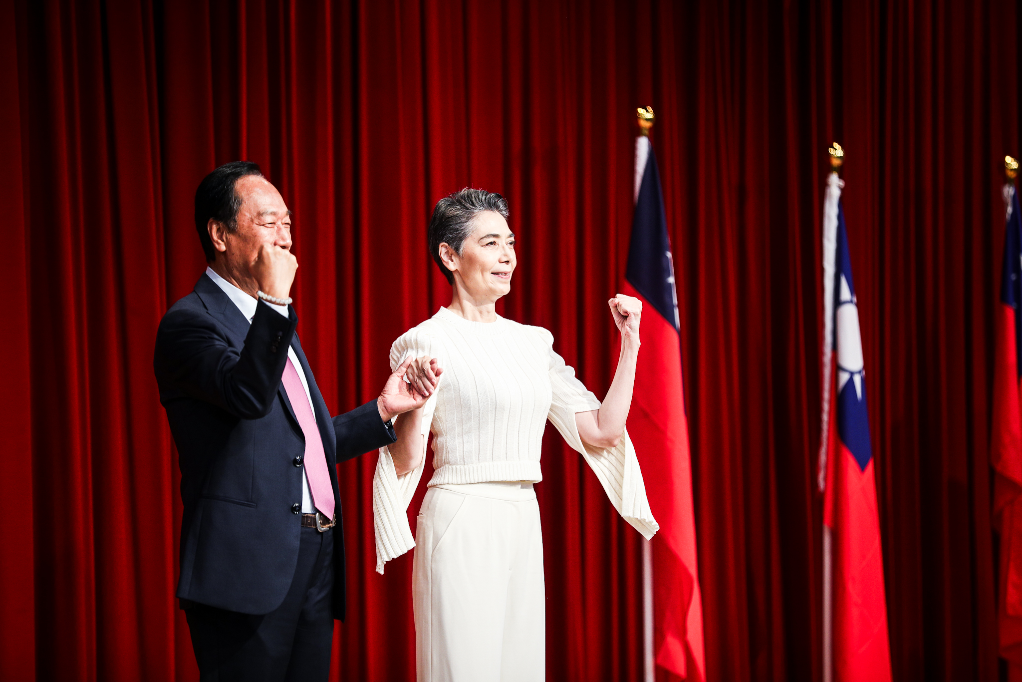 鴻海創辦人郭台銘（左）昨日宣布副手為資深藝人賴佩霞（右）。