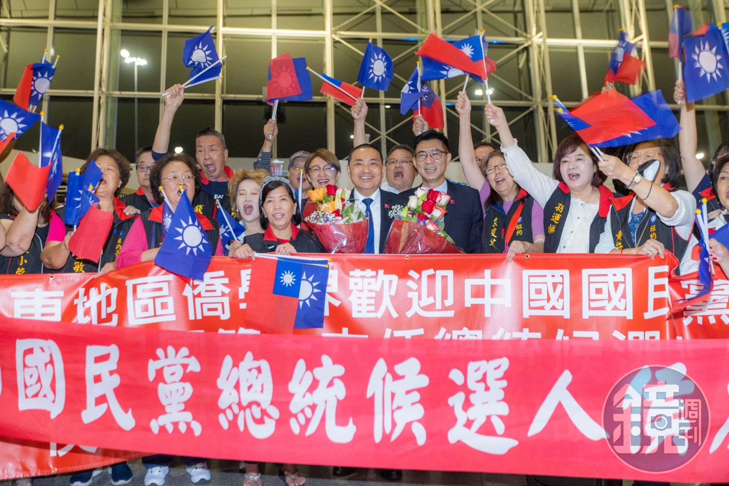 侯友宜一出機場大廳就受到在地僑胞熱烈歡迎。（侯友宜競選辦公室提供）