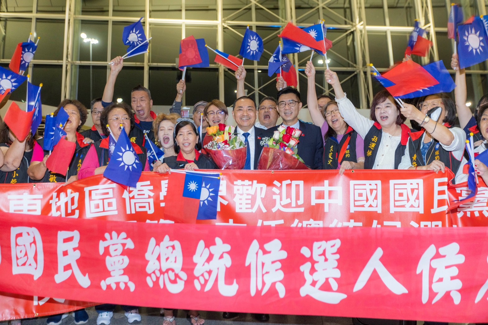 侯友宜一出機場大廳就受到在地僑胞熱烈歡迎。（侯友宜競選辦公室提供）