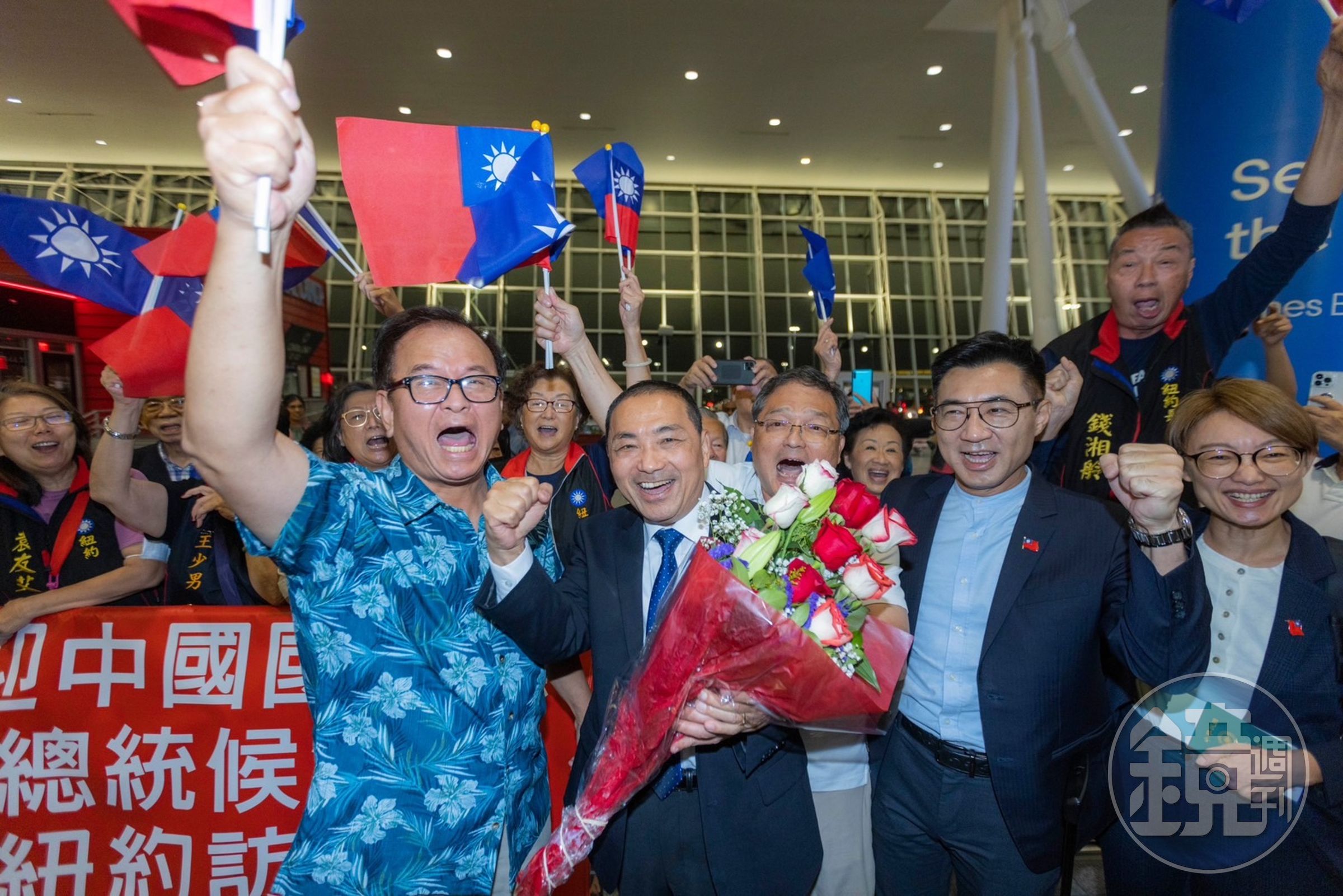 侯友宜一出機場大廳就受到在地僑胞熱烈歡迎。（侯友宜競選辦公室提供）