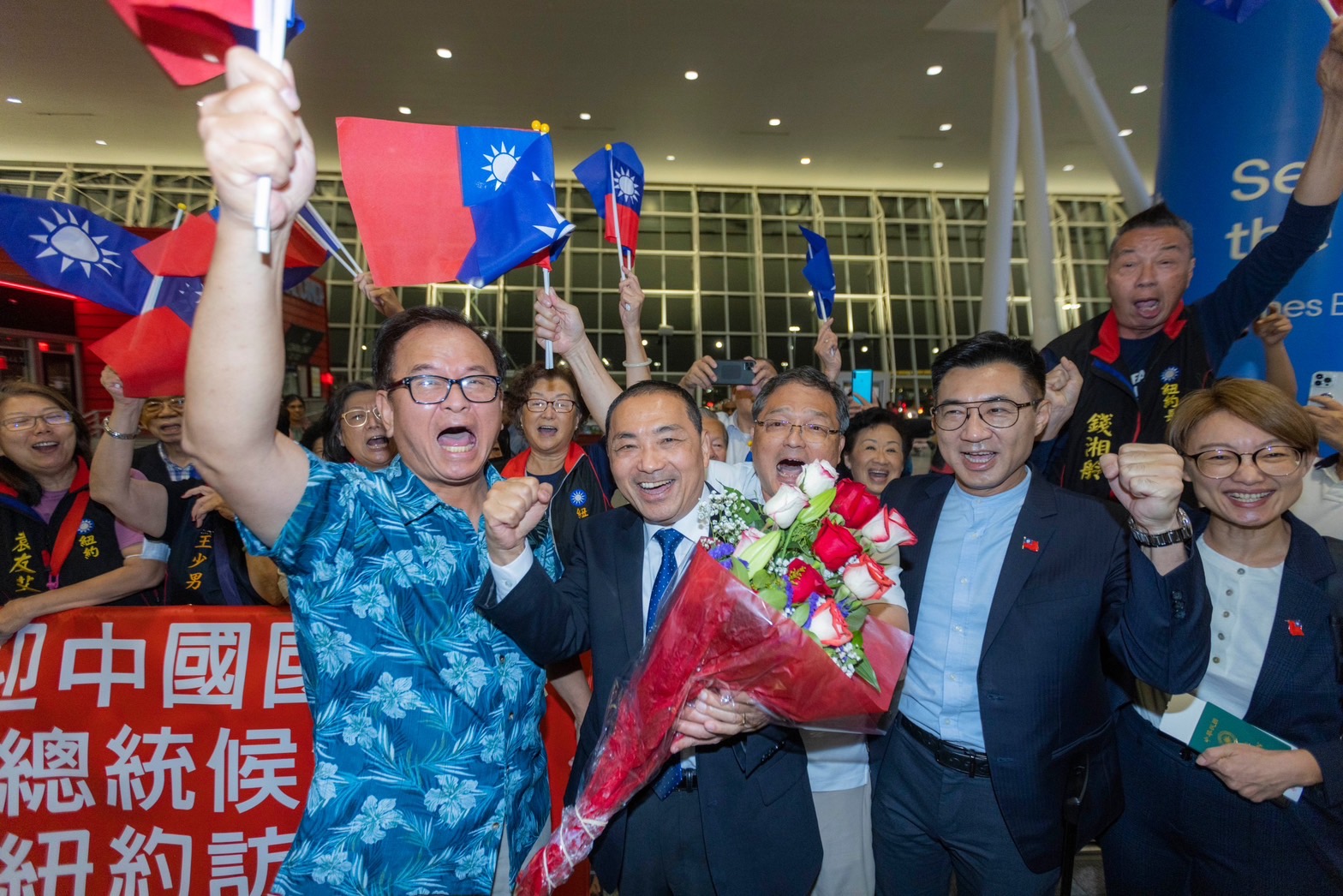 侯友宜一出機場大廳就受到在地僑胞熱烈歡迎。(侯友宜競選辦公室提供)