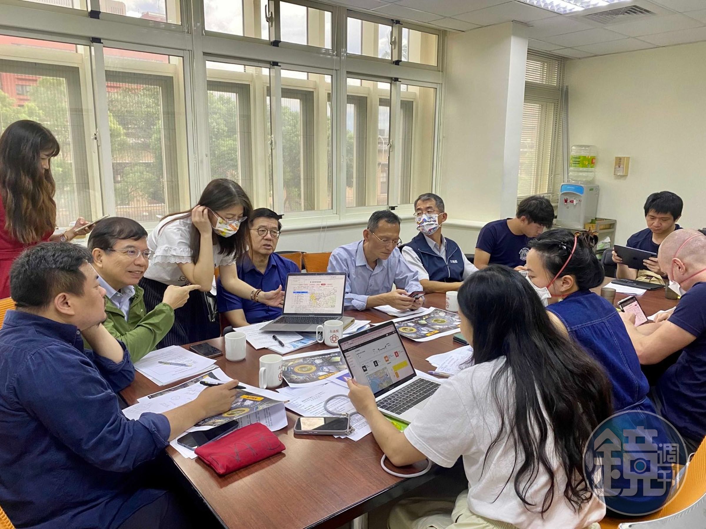 洪申翰邀集交通部長王國材等相關部會,與民間路權團體針對行人安全進行意見交流。(洪申翰辦公室提供)