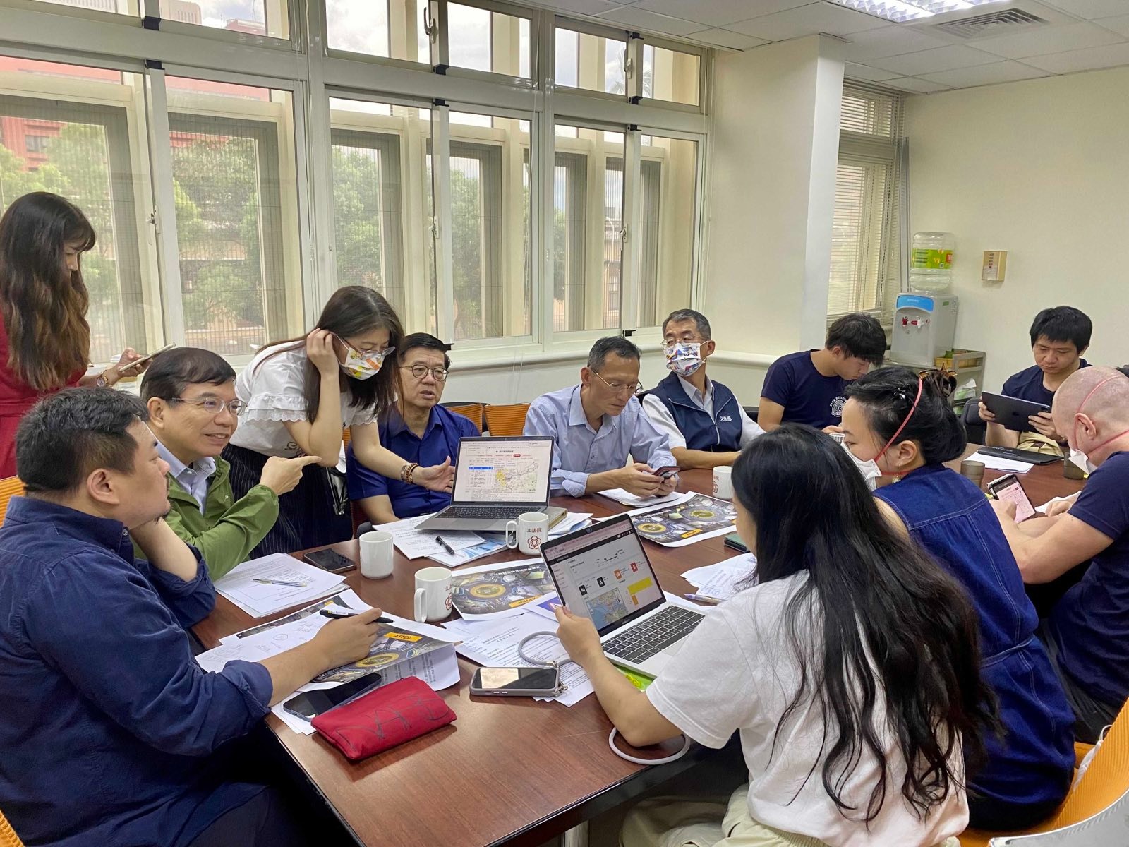 洪申翰邀集交通部長王國材等相關部會,與民間路權團體針對行人安全進行意見交流。(洪申翰辦公室提供)