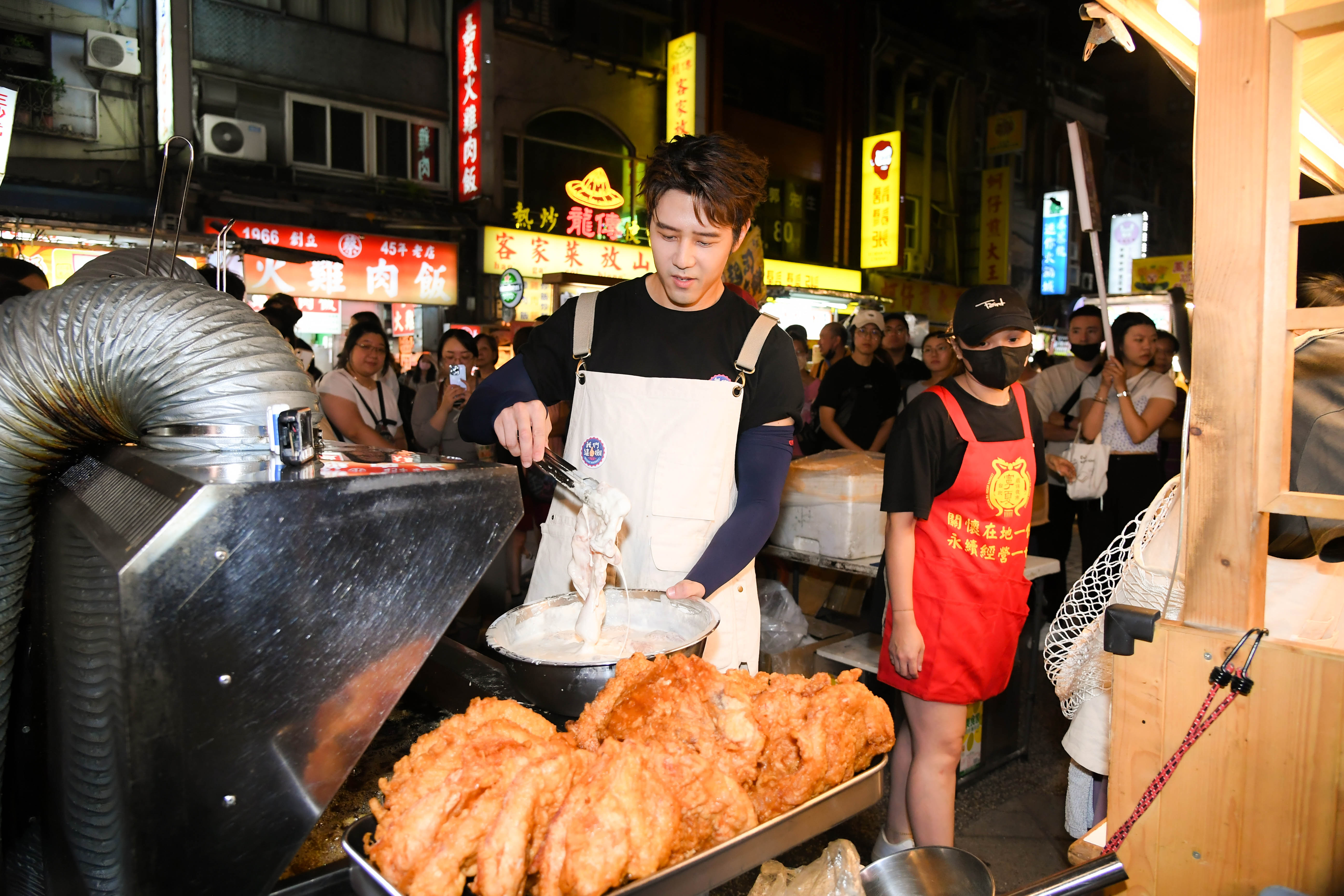 胡宇威在夜市擺攤賣炸雞排。（三立提供）