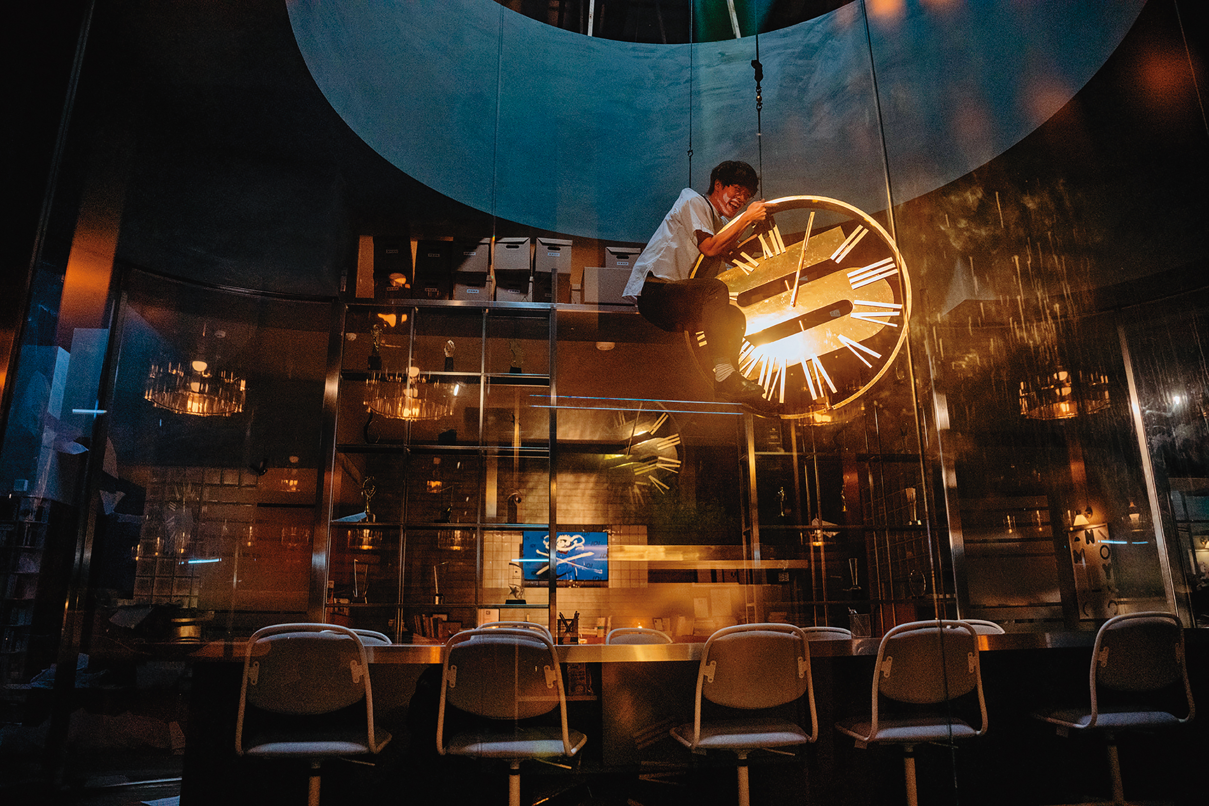 在攝影棚內打造的「茫您廣告公司」氣派辦公室中,盧廣仲吊鋼絲搞笑演出。(華映娛樂提供)