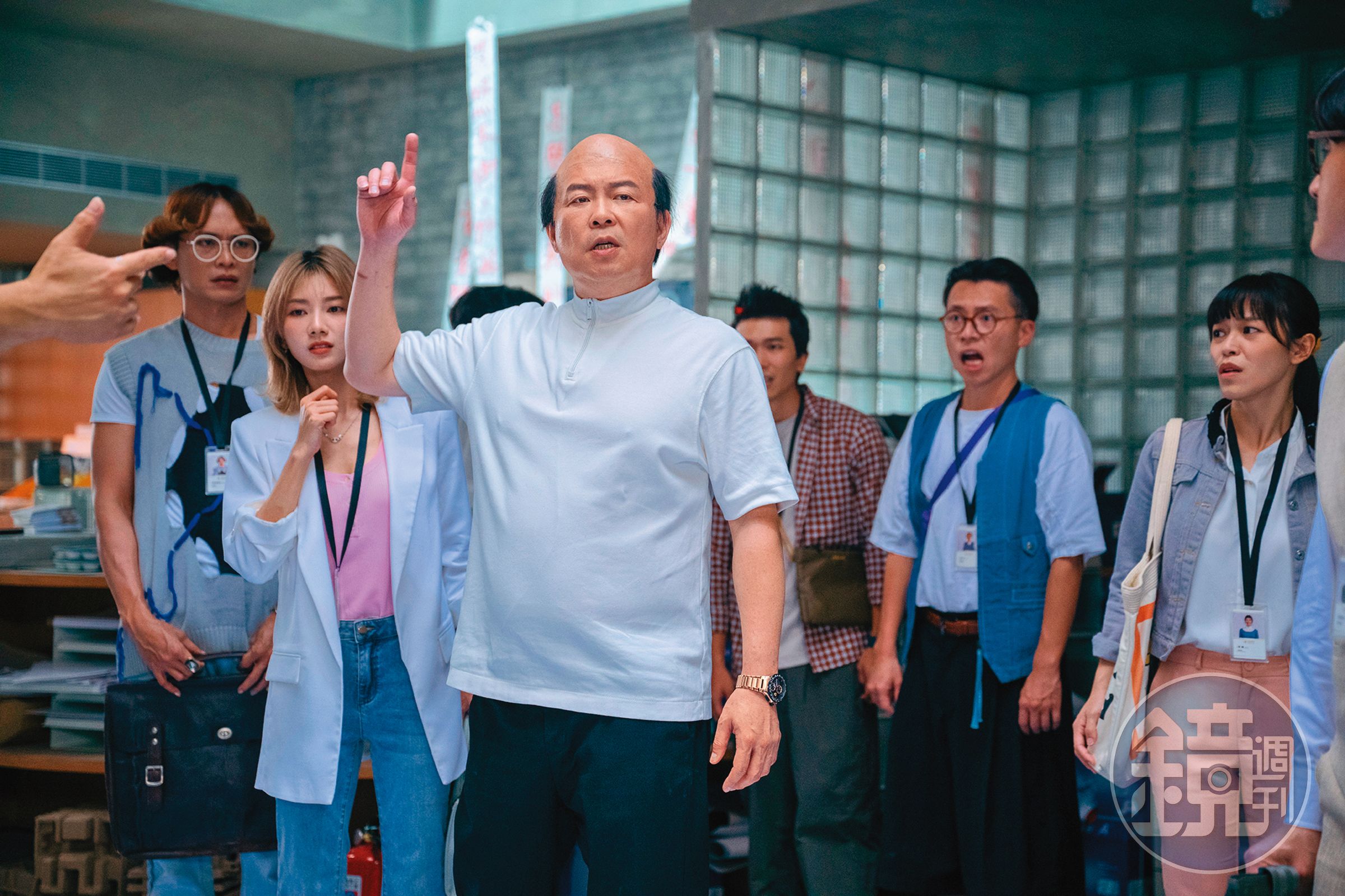曾國城(左三)飾演Boss一角,與黃鐙輝(左起)、豆花妹同台飆戲。(華映娛樂提供)