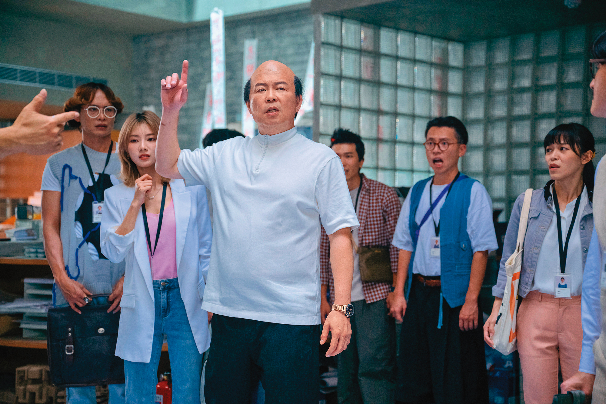 曾國城（左三）飾演Boss一角，與黃鐙輝（左起）、豆花妹同台飆戲。（華映娛樂提供）