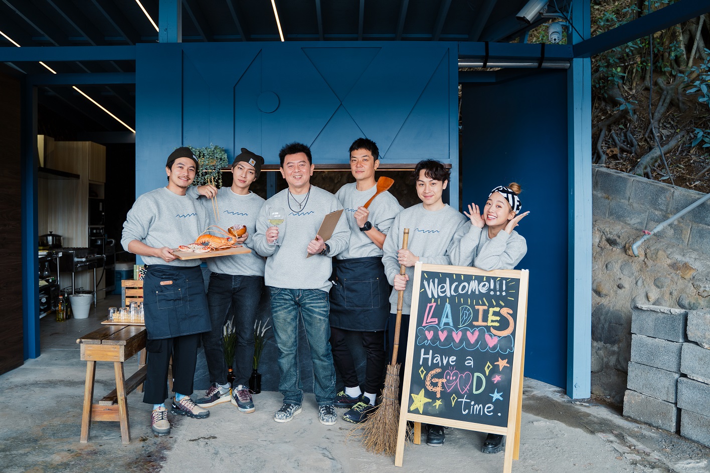 《來吧！營業中》入圍金鐘綜藝節目獎，庹宗康（左三）曝炎亞綸（左二）近況。（TVBS提供）