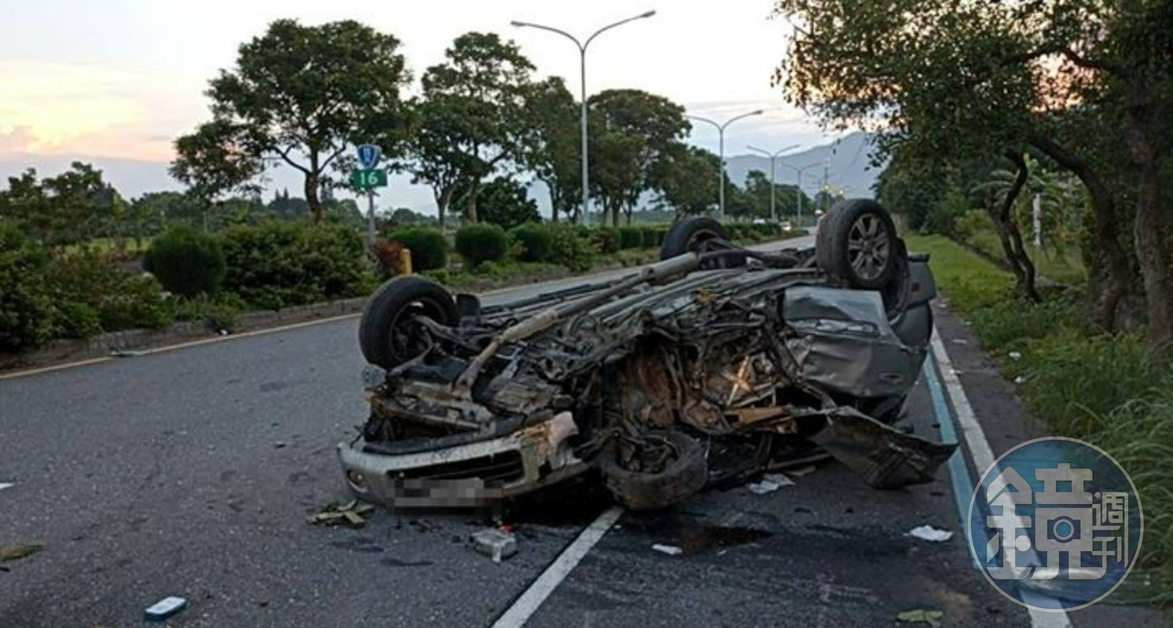 花蓮今日清晨發生一起自小客車自撞車禍意外,造成車輛翻覆。(翻攝畫面)