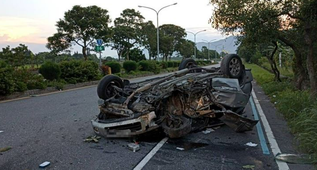 花蓮今日清晨發生一起自小客車自撞車禍意外，造成車輛翻覆。（翻攝畫面）