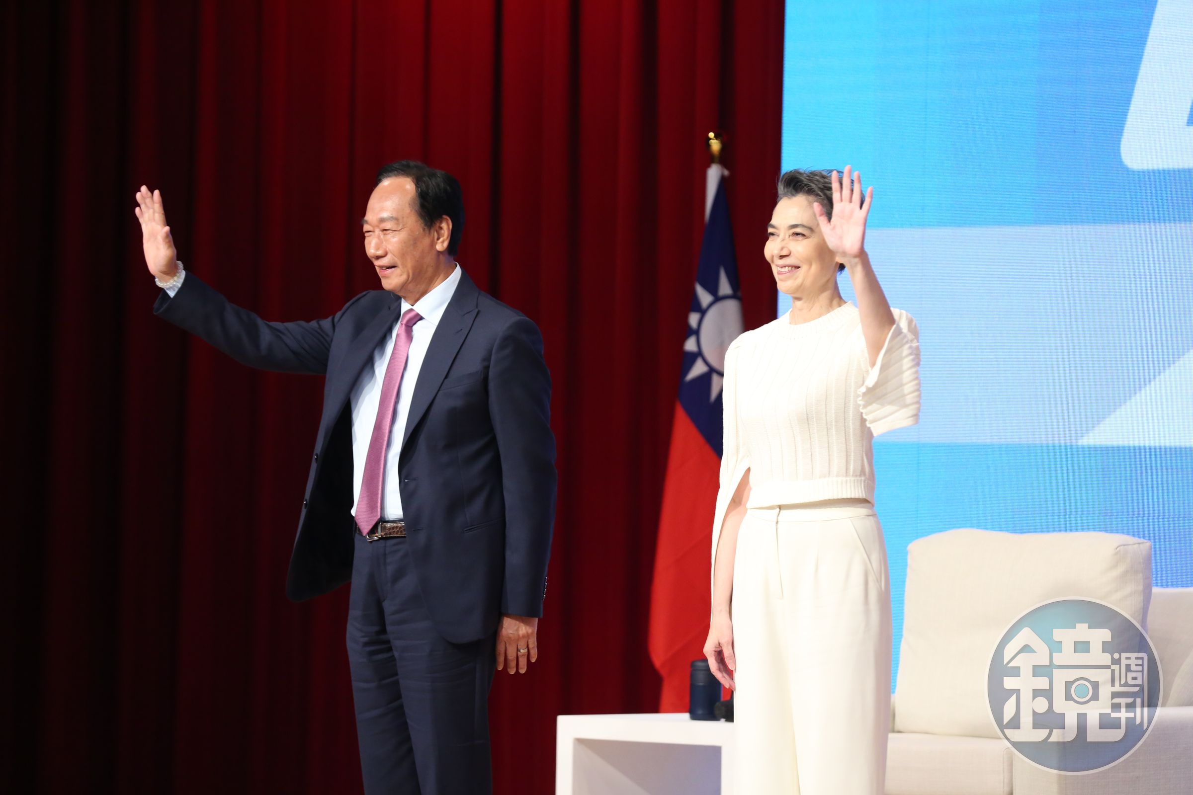 郭台銘(左)對外宣布搭檔人選,但賴佩霞(右)有台灣、美國雙重國籍,恐怕會趕不上11月登記的時間。