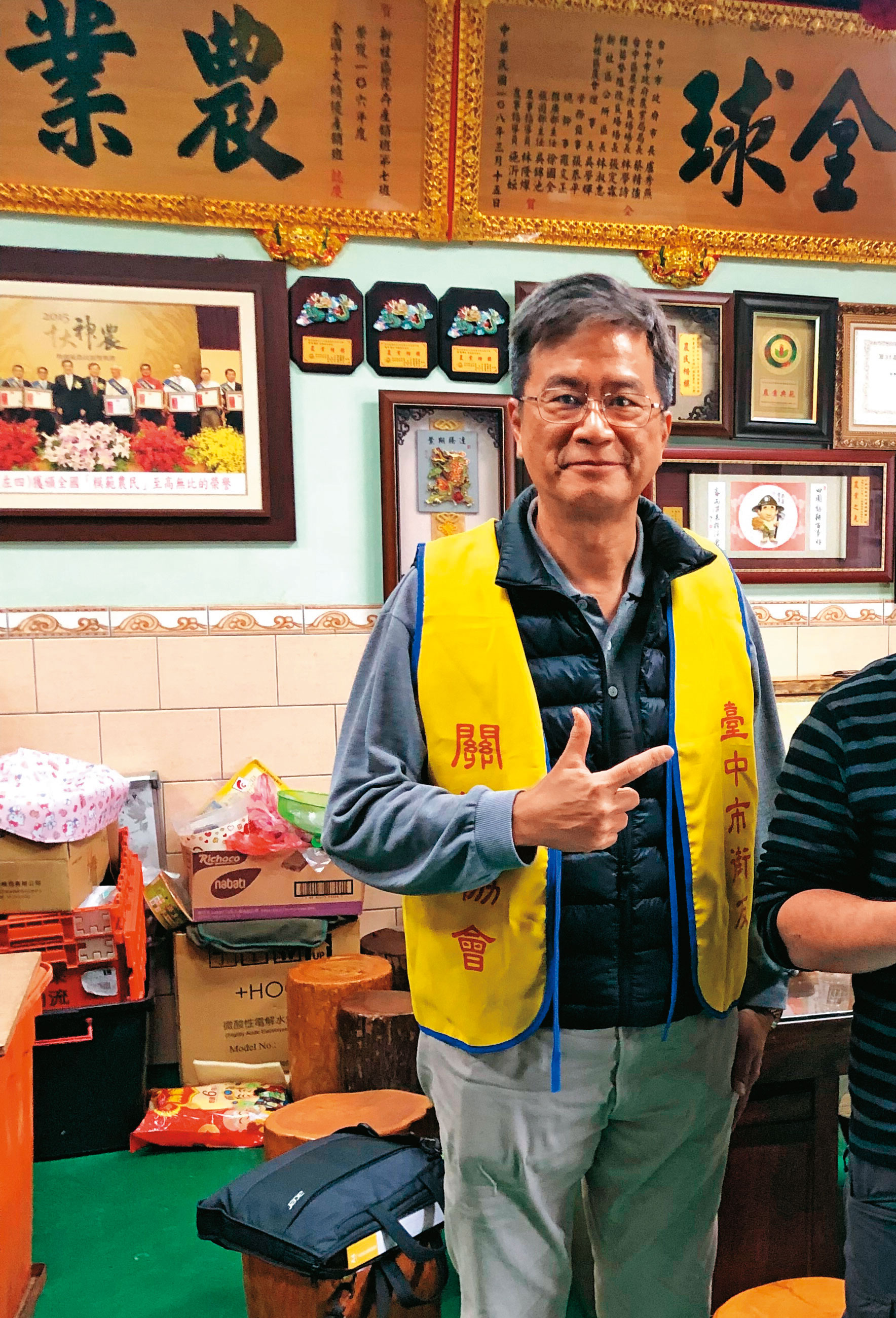 協會執行祕書林宜宏（左）曾是教育局官員，因索賄入獄，目前假釋中。（讀者提供）