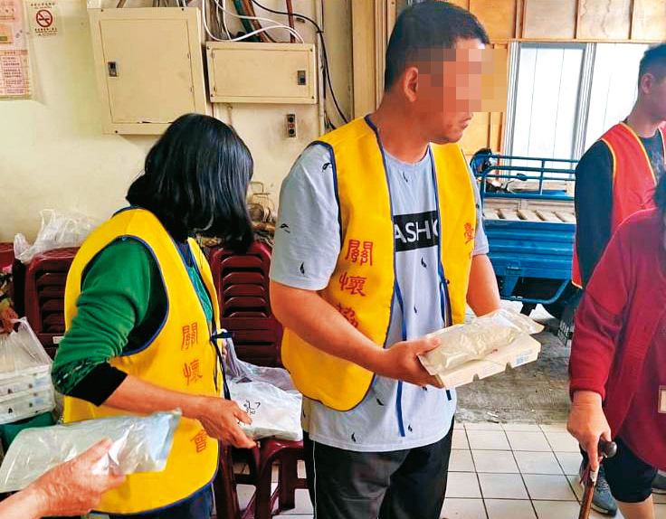 阿葆(右)本來是街友,變成管理員後,卻排擠同樣出身的街友。(讀者提供)