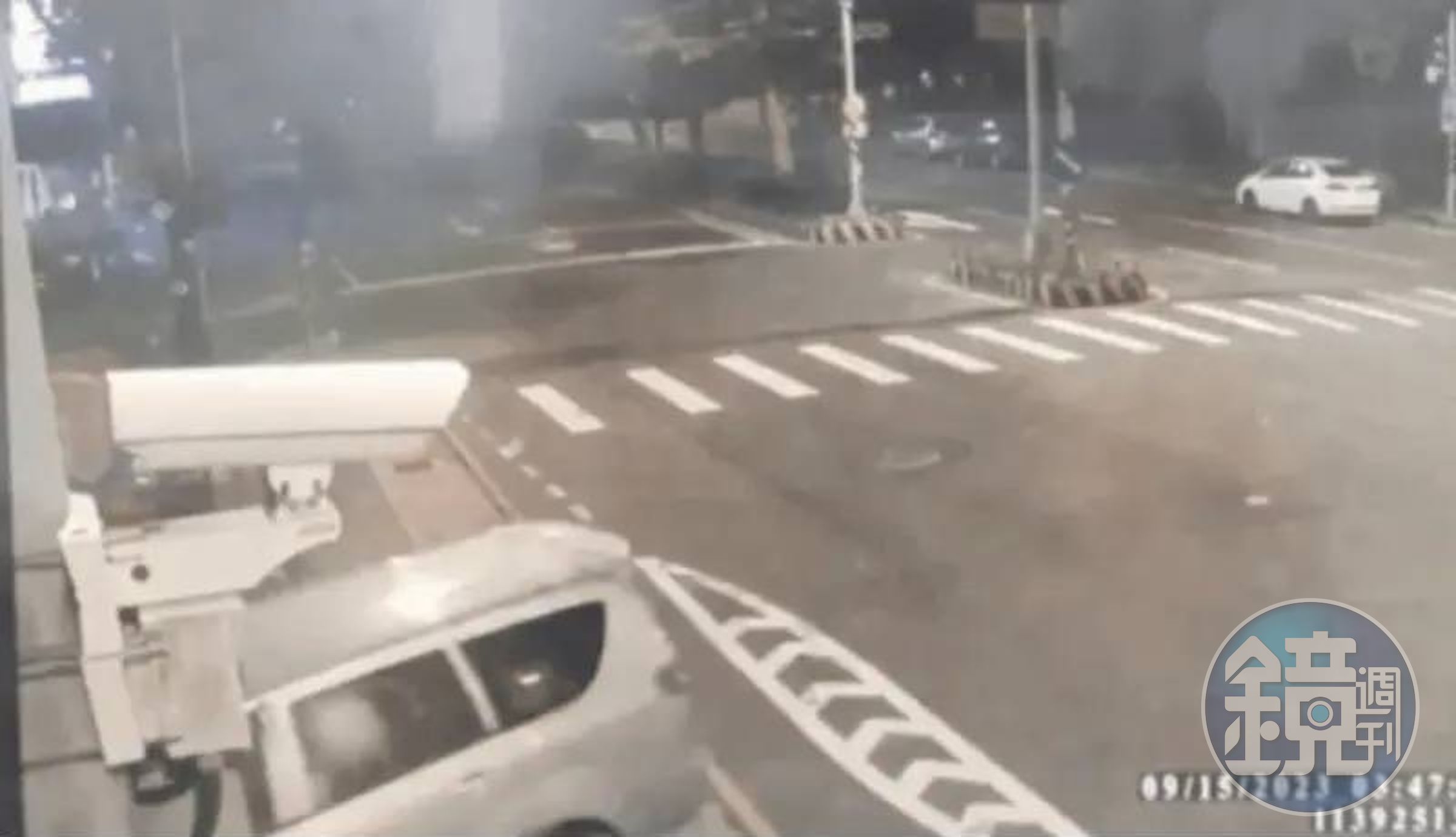 48歲詹姓男子駕駛廂型車疑因打瞌睡，衝撞進入路旁的餐廳。（翻攝畫面）