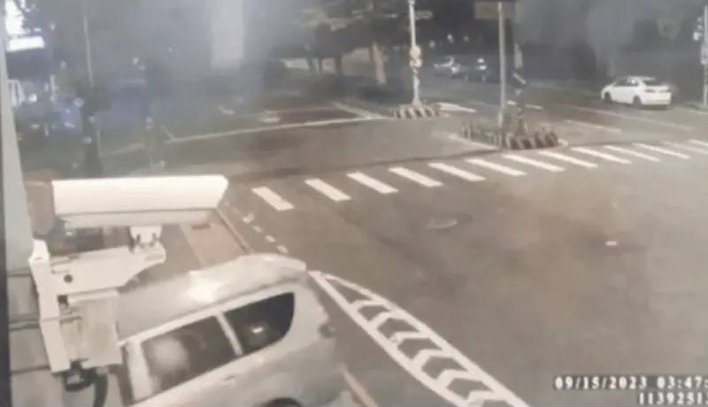 48歲詹姓男子駕駛廂型車疑因打瞌睡，衝撞進入路旁的餐廳。（翻攝畫面）