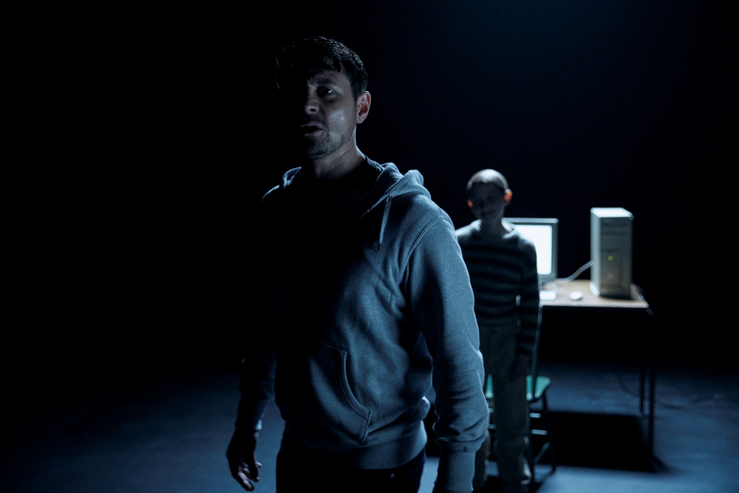 當某天亞當在網路上大戰一位叫大衛的酸民後，就開始覺得怪怪的，不僅上網時感覺對方如影隨形，甚至在日常生活也感受到他的存在。（車庫娛樂提供）