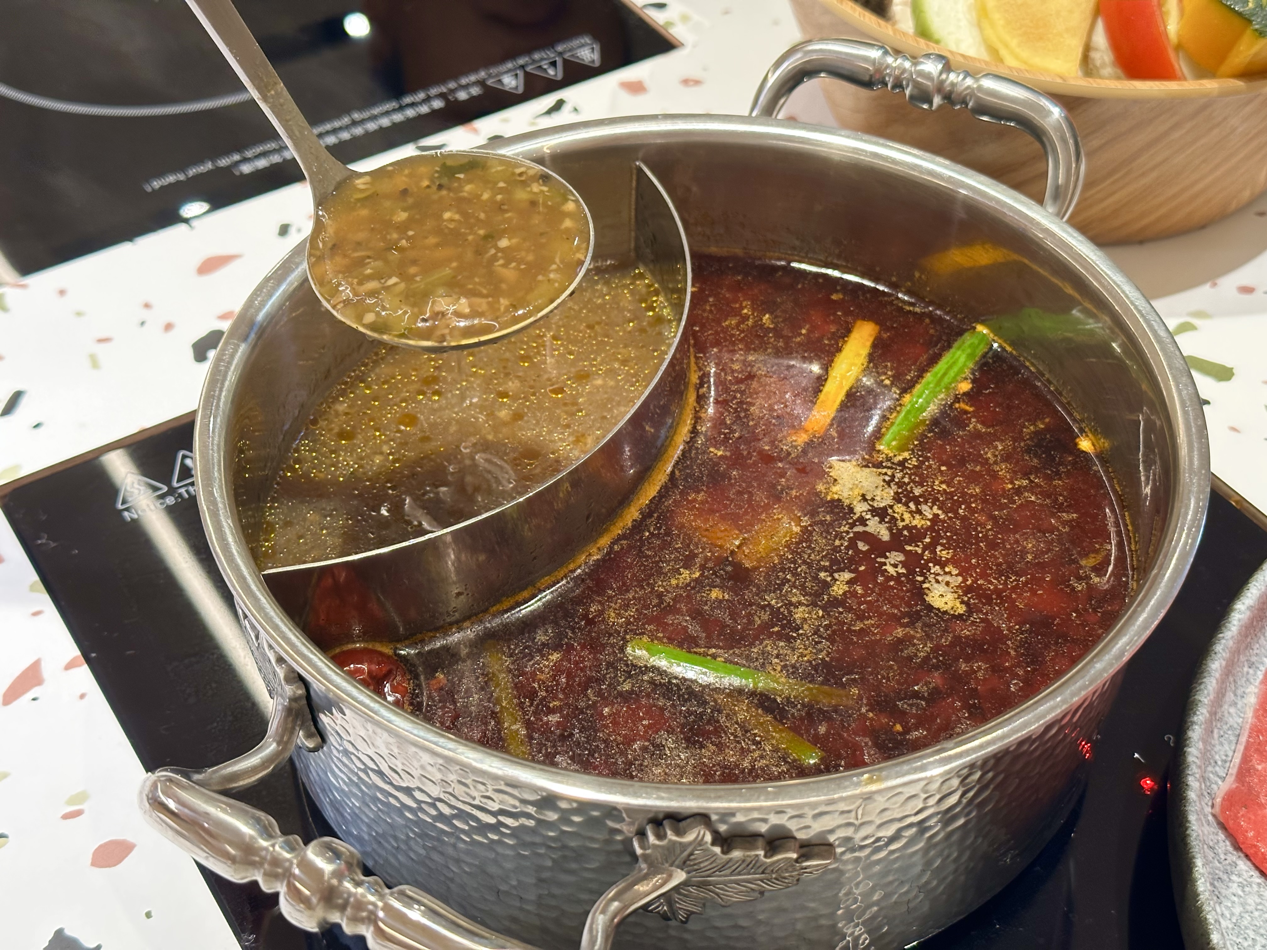 雖然是個人小火鍋，但使用鴛鴦鍋具，會內建一款養生菌菇鍋底。