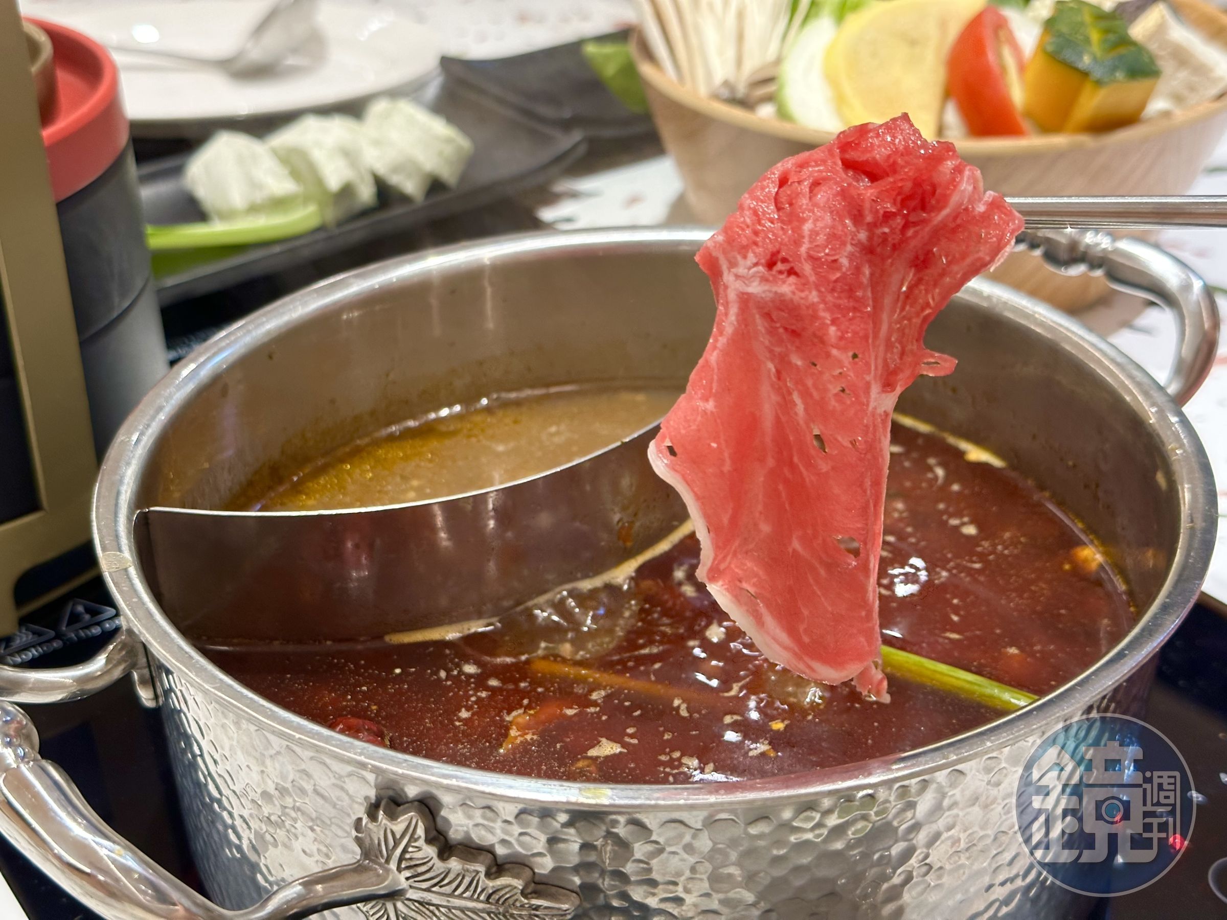 特殊湯底「麻辣靈魂鍋」油脂豐厚、辛辣帶勁，涮肉片很夠味。（需另加價38元）