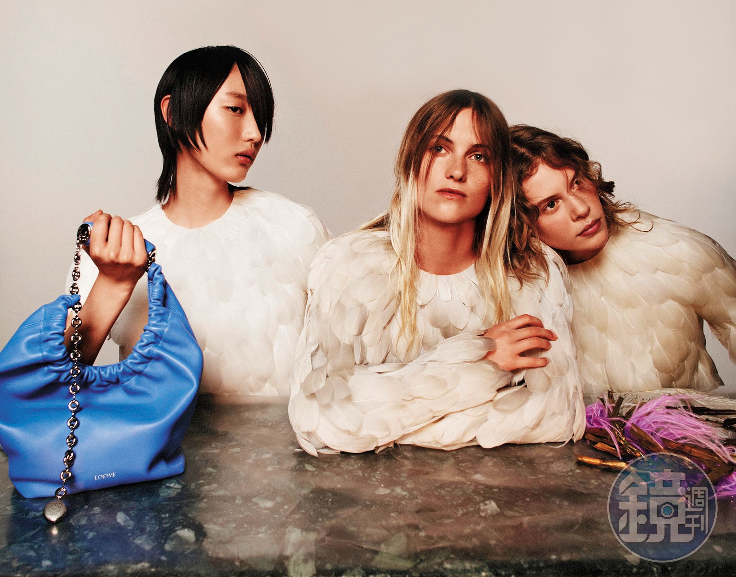 LOEWE 2023秋冬女裝廣告中，即可看見本季重點包款Squeeze身影。海濱藍納帕小羊皮小款肩背包 NT$130,000。（LOEWE提供）