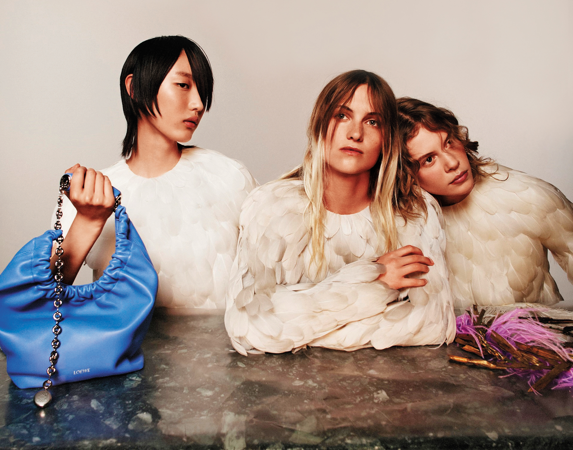 LOEWE 2023秋冬女裝廣告中，即可看見本季重點包款Squeeze身影。海濱藍納帕小羊皮小款肩背包 NT$130,000。（LOEWE提供）