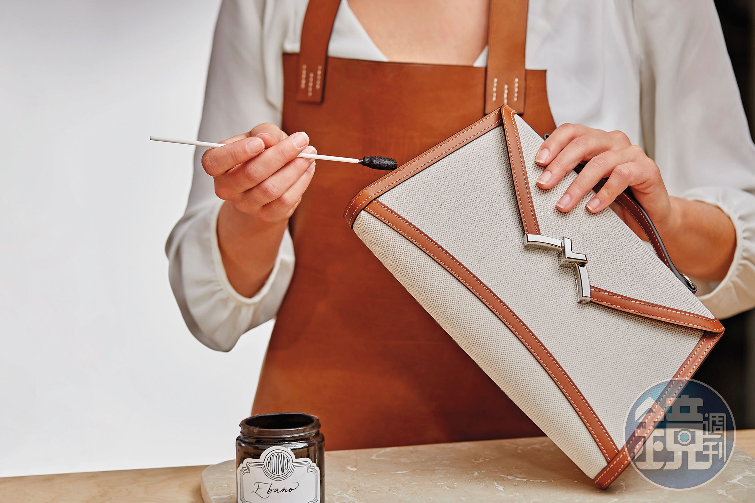 Gabrielle Clutch Canvas And Leather NT$135,400。（MOYNAT提供）