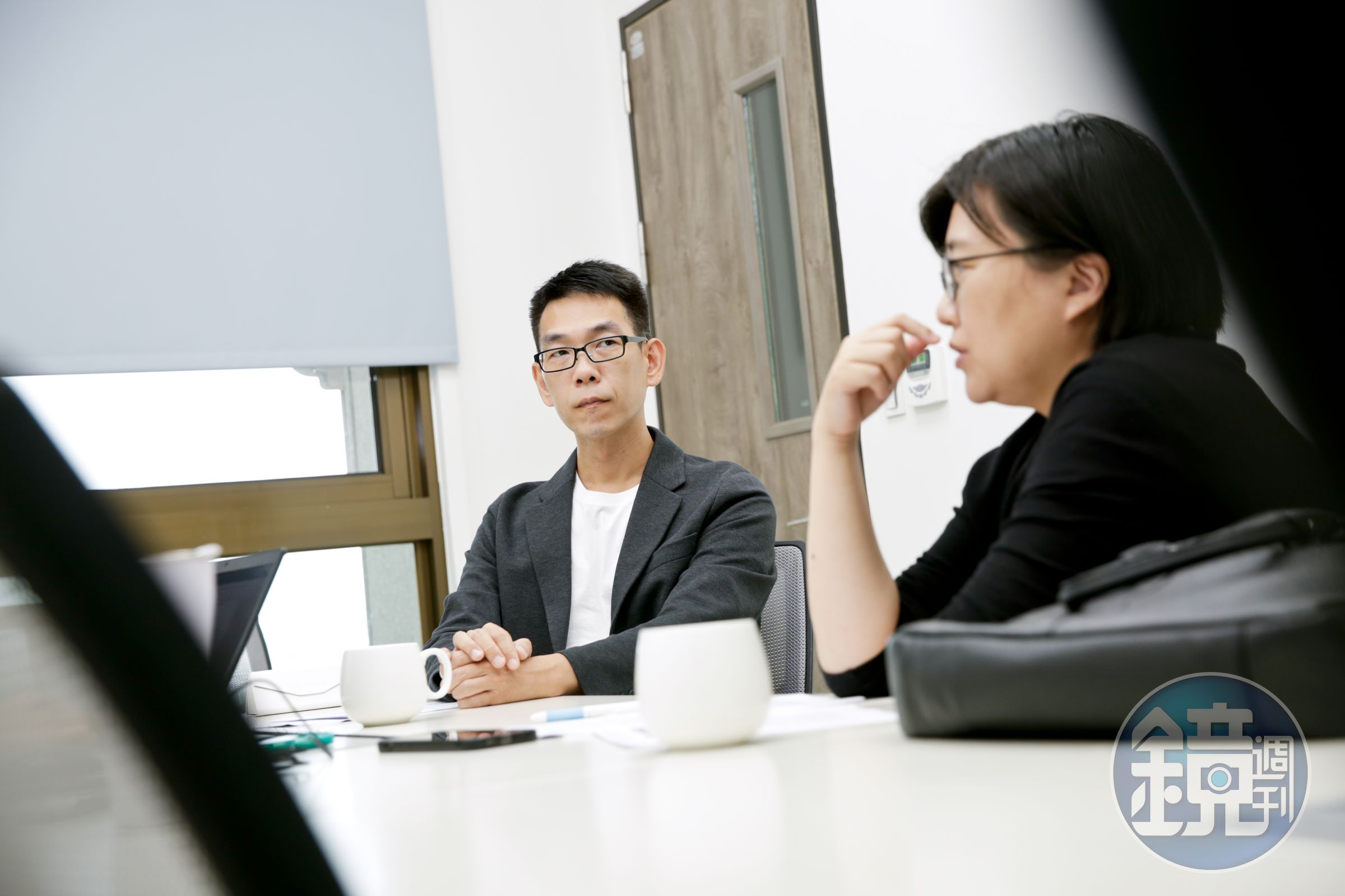台版《CODE浮士德遊戲》導演詹大為（左）與監製郭文雯接受本刊專訪，透露製播時就希望能讓作品透過更多平台被看見。