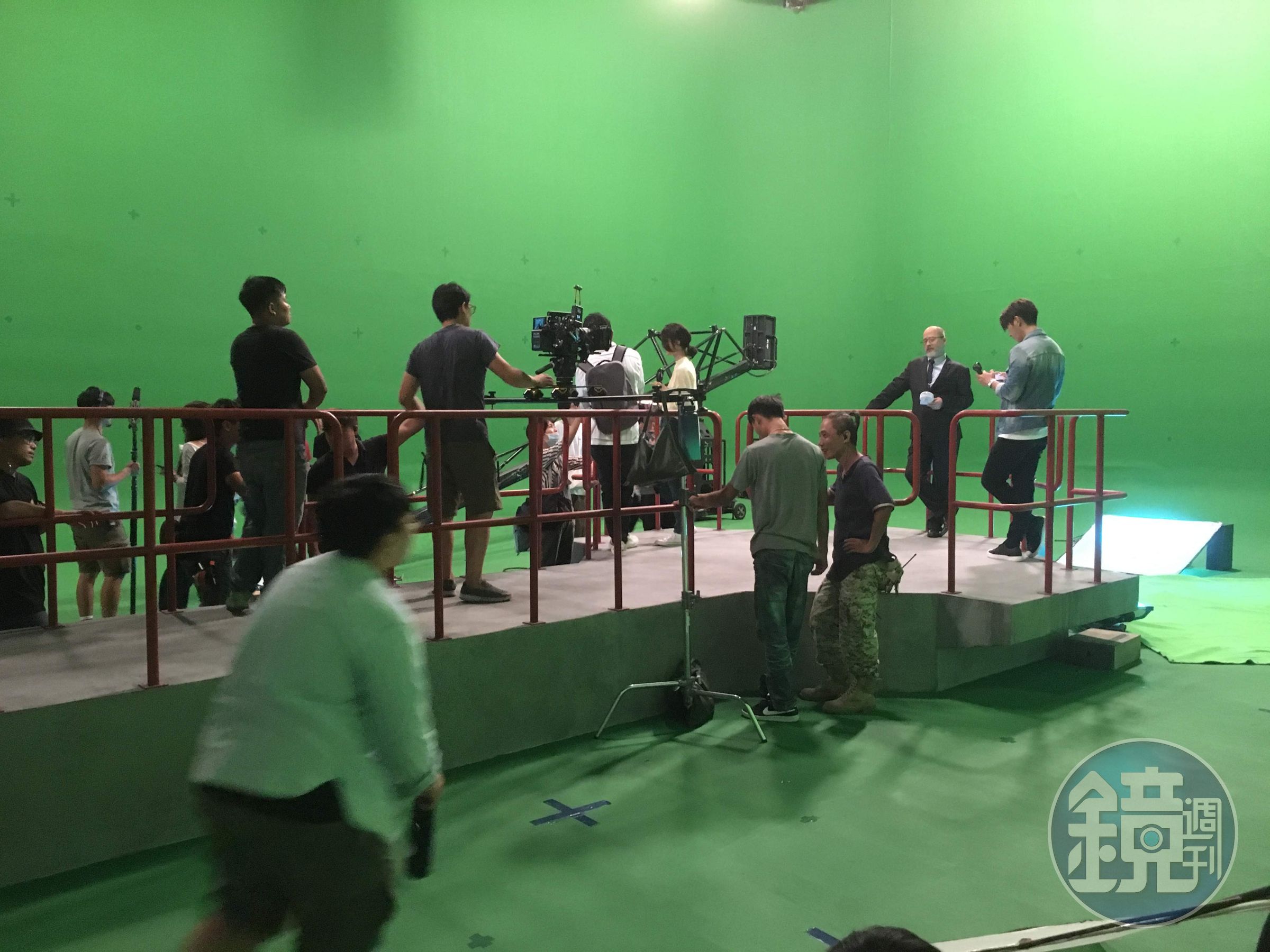 第2季中出現的IT公司蘭利科技有許多畫面都靠後製特效完成,拍攝時演員在搭建的高台和綠木前進行演出。(集合電影提供)