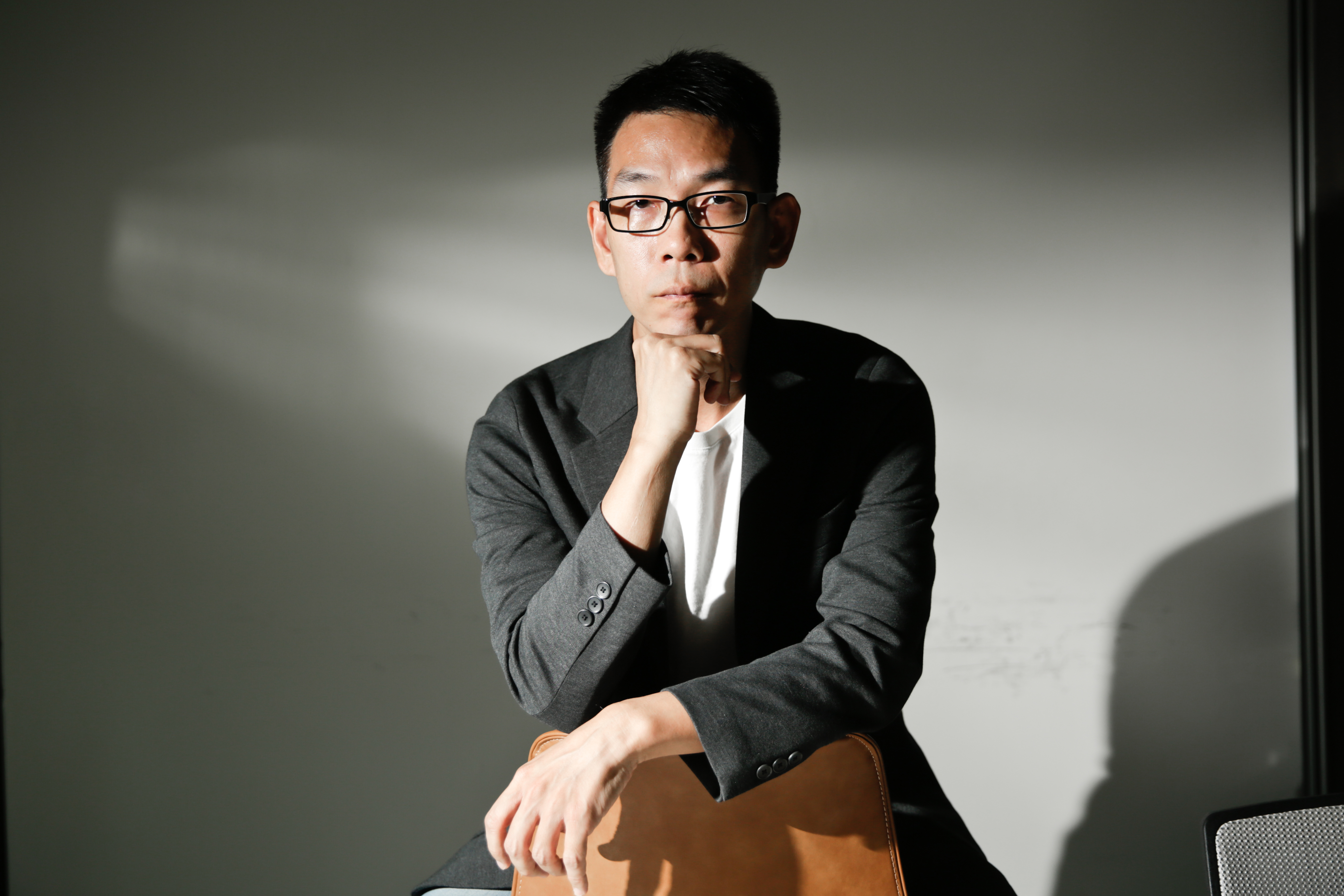 導演詹大為製作《CODE》不輕易妥協，求好心切的他甚至自己睡在特效公司盯進度。