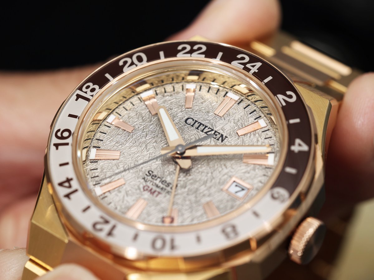 日本CITIZEN今年最重要的機械錶作品，是這款全新曝光的Series 8 880 GMT兩地時間錶款，此錶擁有「真兩地時間」（True GMT）功能、一體式鍊帶外型，而且還有「百事圈」「藍黑圈」與「復古金沙士圈」等搶眼配色，價格也極有吸引力。（攝影：李宇勝）