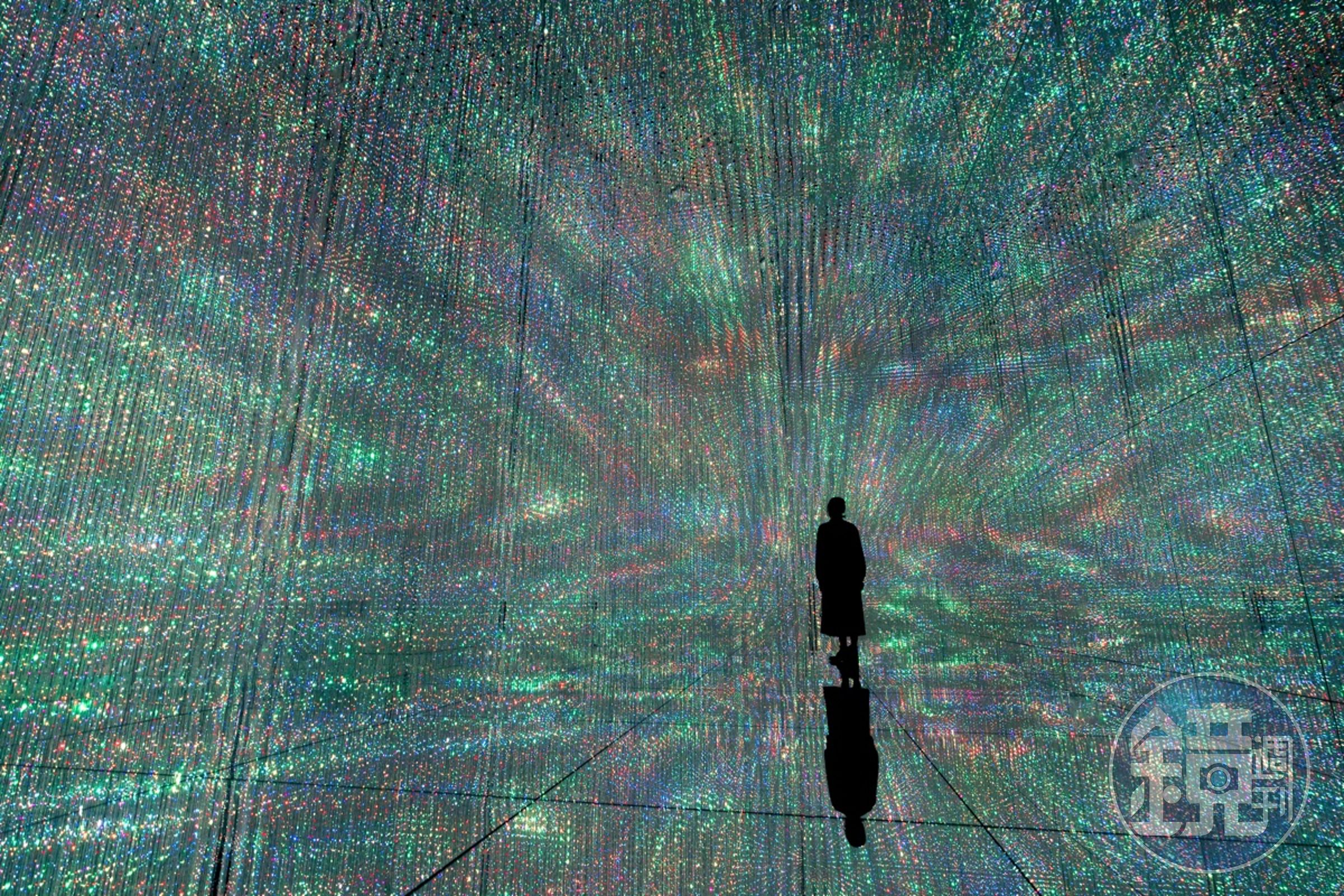 「teamLab Planets TOKYO DM」的《無窮無盡的水晶宇宙The Infinite Crystal Universe》是先前作品的更新版。(teamLab Planets TOKYO DM提供)