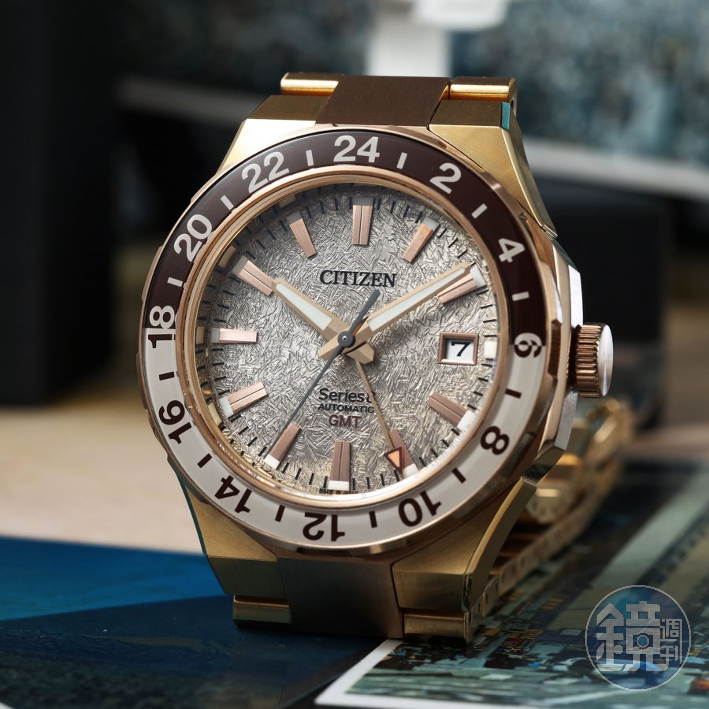 CITIZEN Series 8「八系列」880 GMT兩地時間錶的「秋日金色限量版」,錶殼鍊帶採用雙色金鍍色,並配以米棕色錶圈與草原圖紋面盤。定價約60,800,限量1,300只。(攝影:李宇勝)