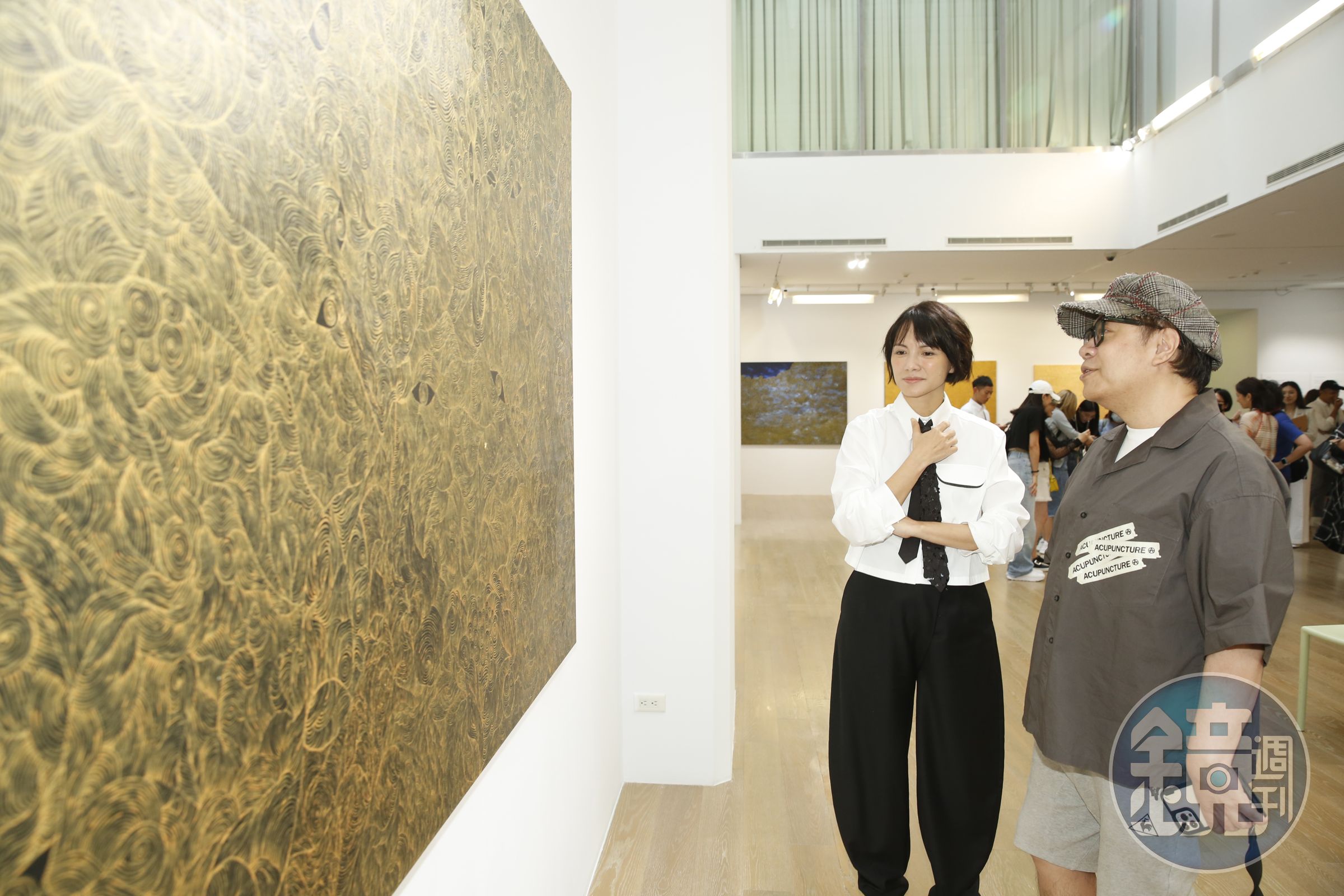 蔡康永前來看展，李心潔為他解釋創作過程。