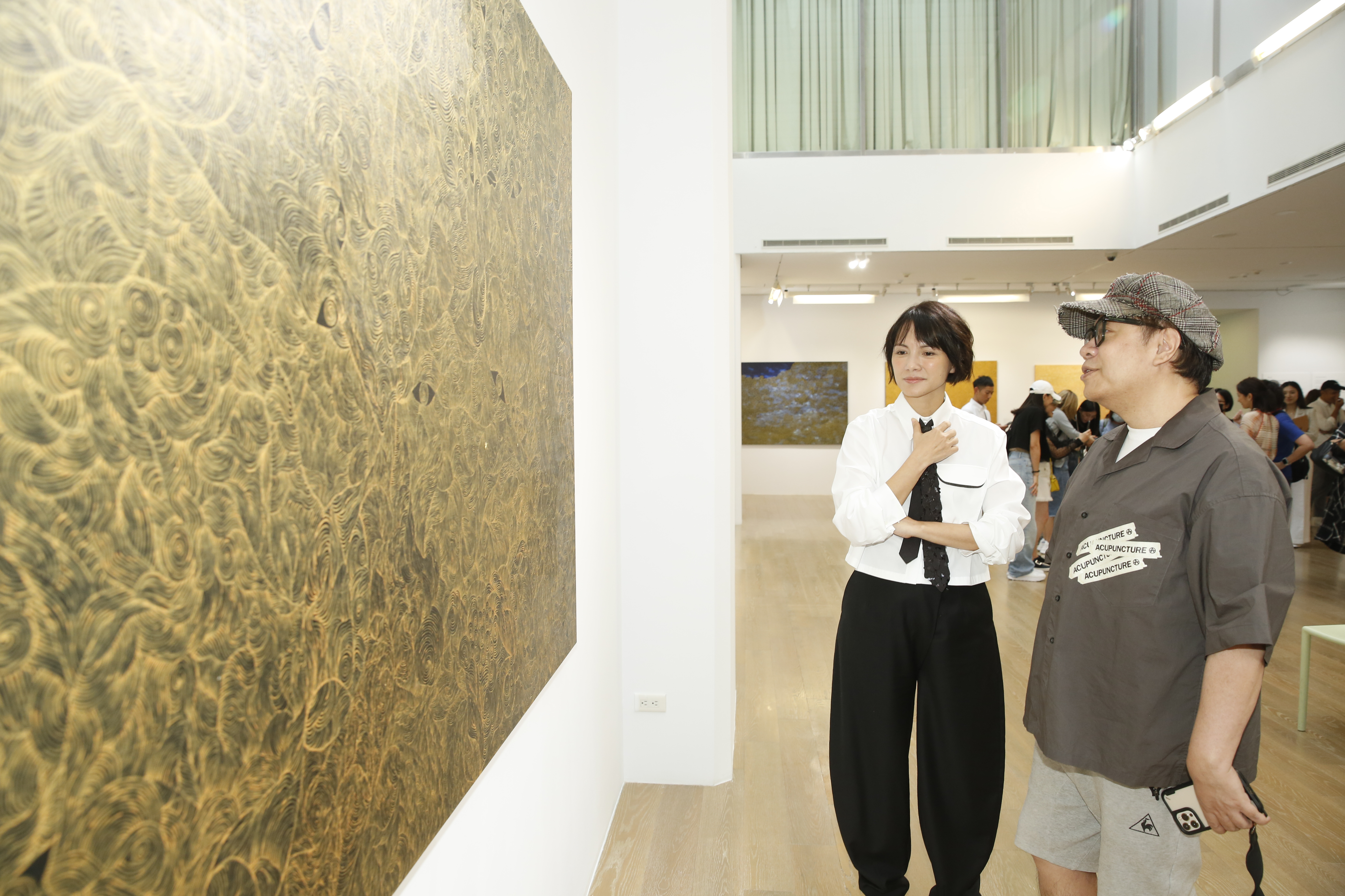 蔡康永前來看展，李心潔為他解釋創作過程。