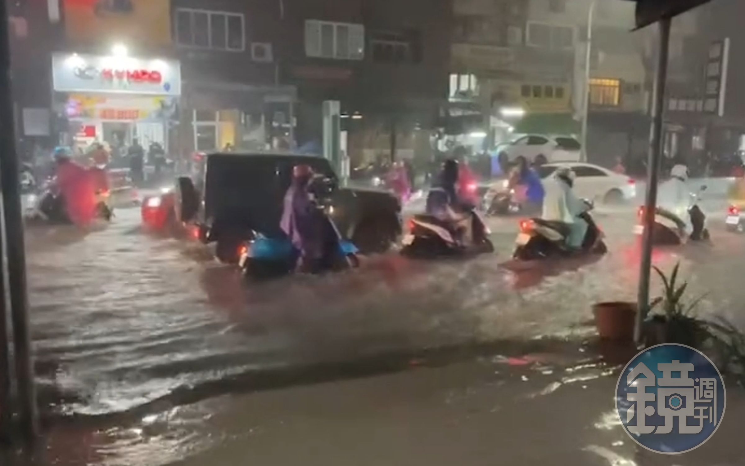 高雄晚間下起大暴雨,導致不少地區都有淹水的狀況,交通也因此變得非常混亂。(翻攝自記者新聞網)