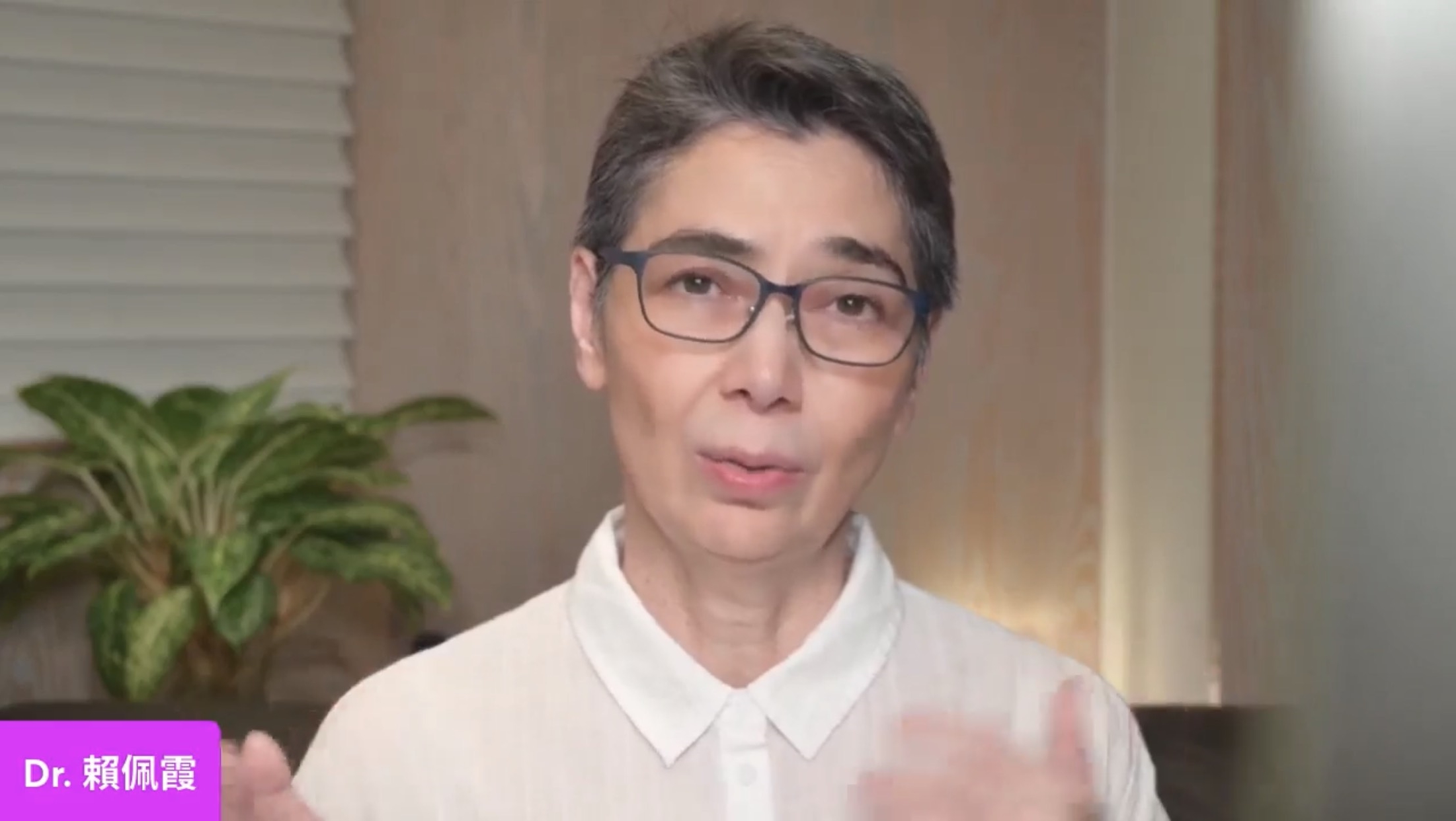 賴佩霞素顏直播一個多小時抒發心情。(翻攝臉書)