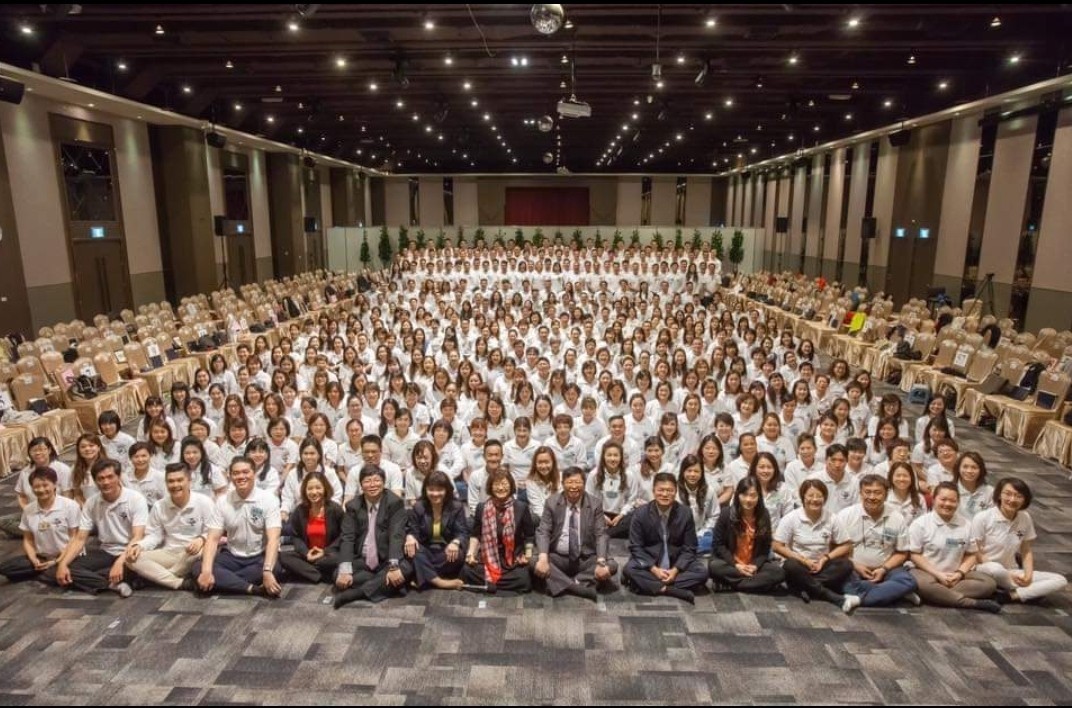 該公司開班協助學員了解自我、提升心靈，學員數眾多。（讀者提供）