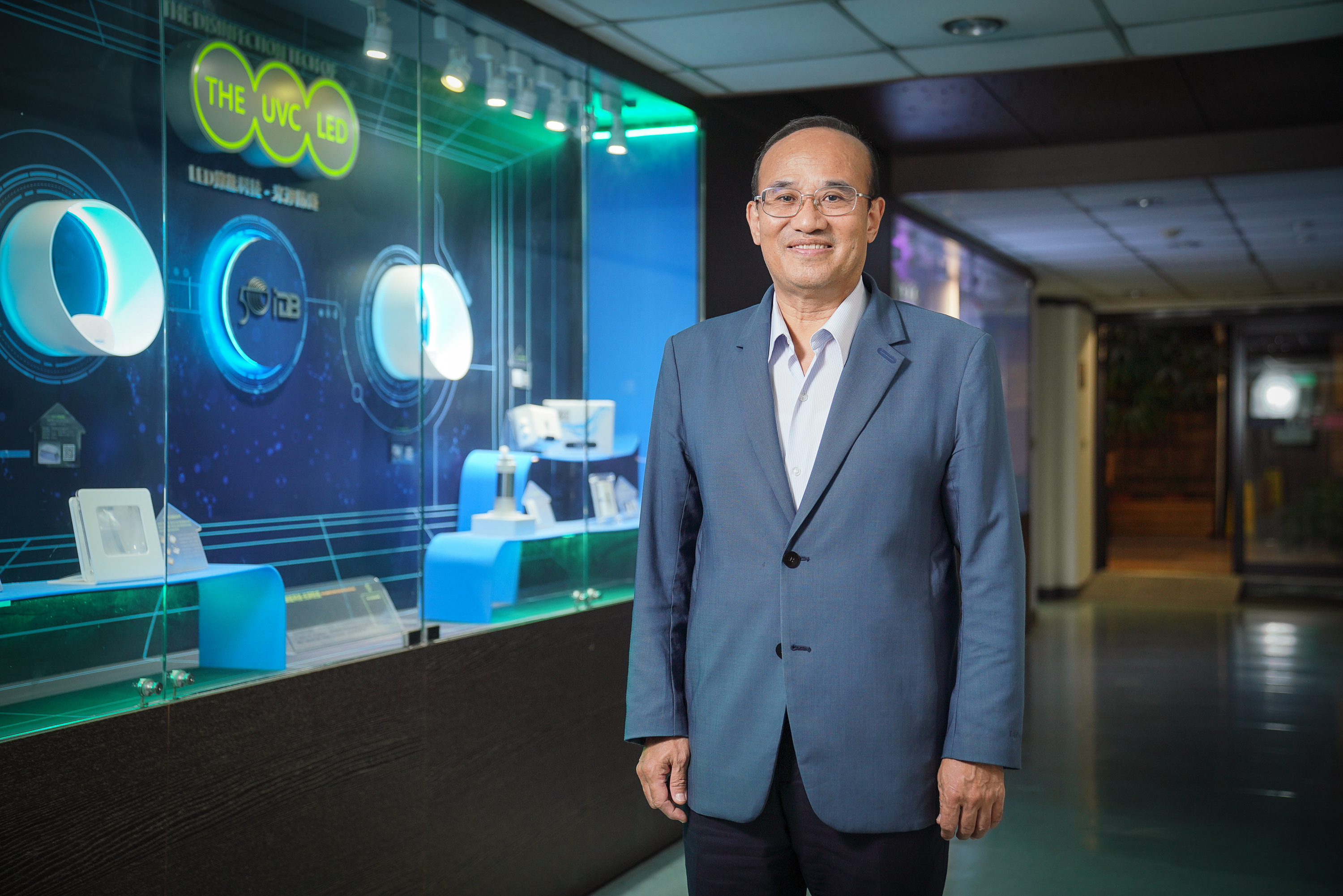 工業局局長連錦漳接受《鏡週刊》獨家專訪,針對即將上路的3-2期選商規則,首度透露國產化的鬆綁大原則與方向。