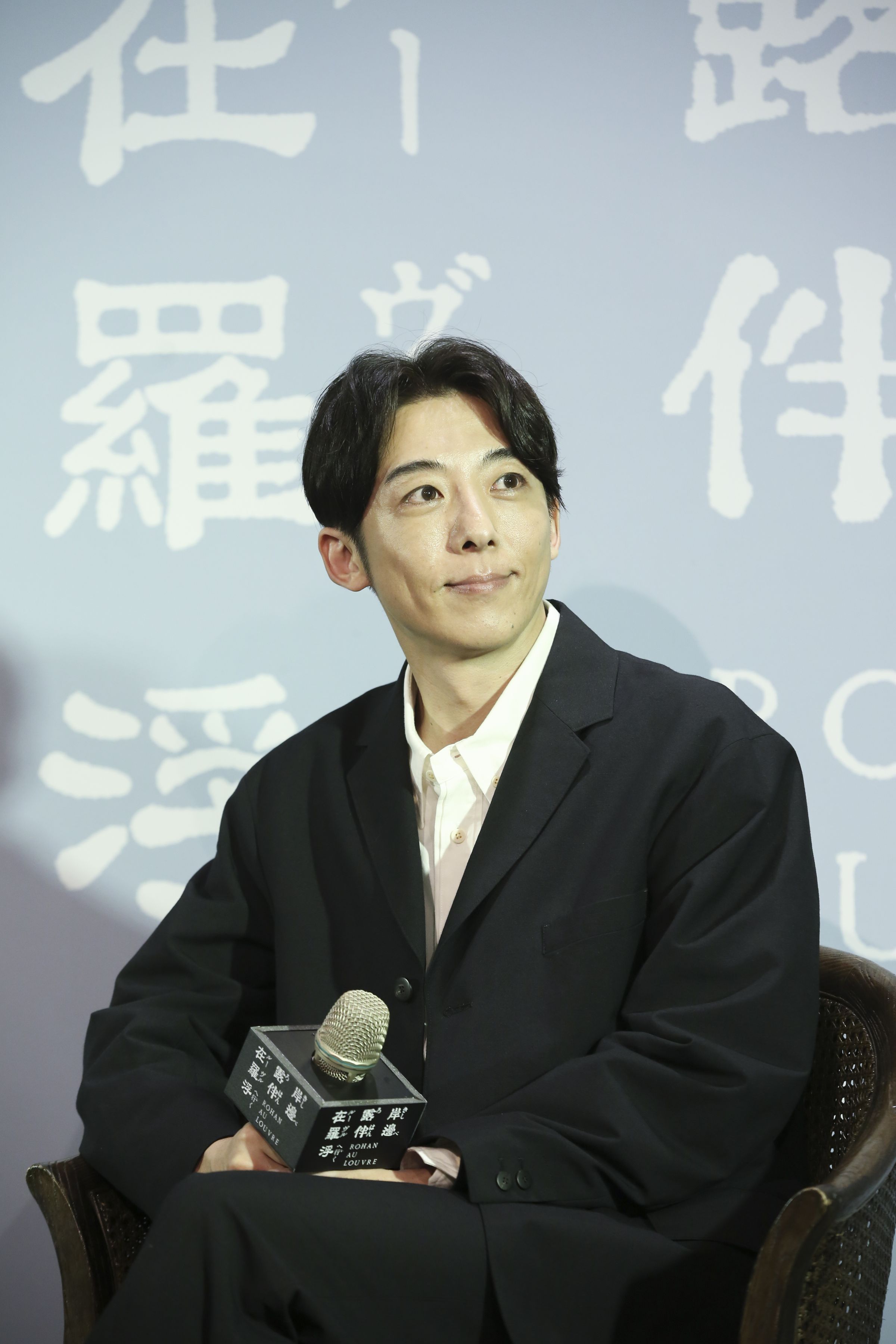 高橋一生在記者會上分享到法國拍戲時的趣事,透露為了學法文頻找機會跟當地工作人員或懂法文的人員練習。