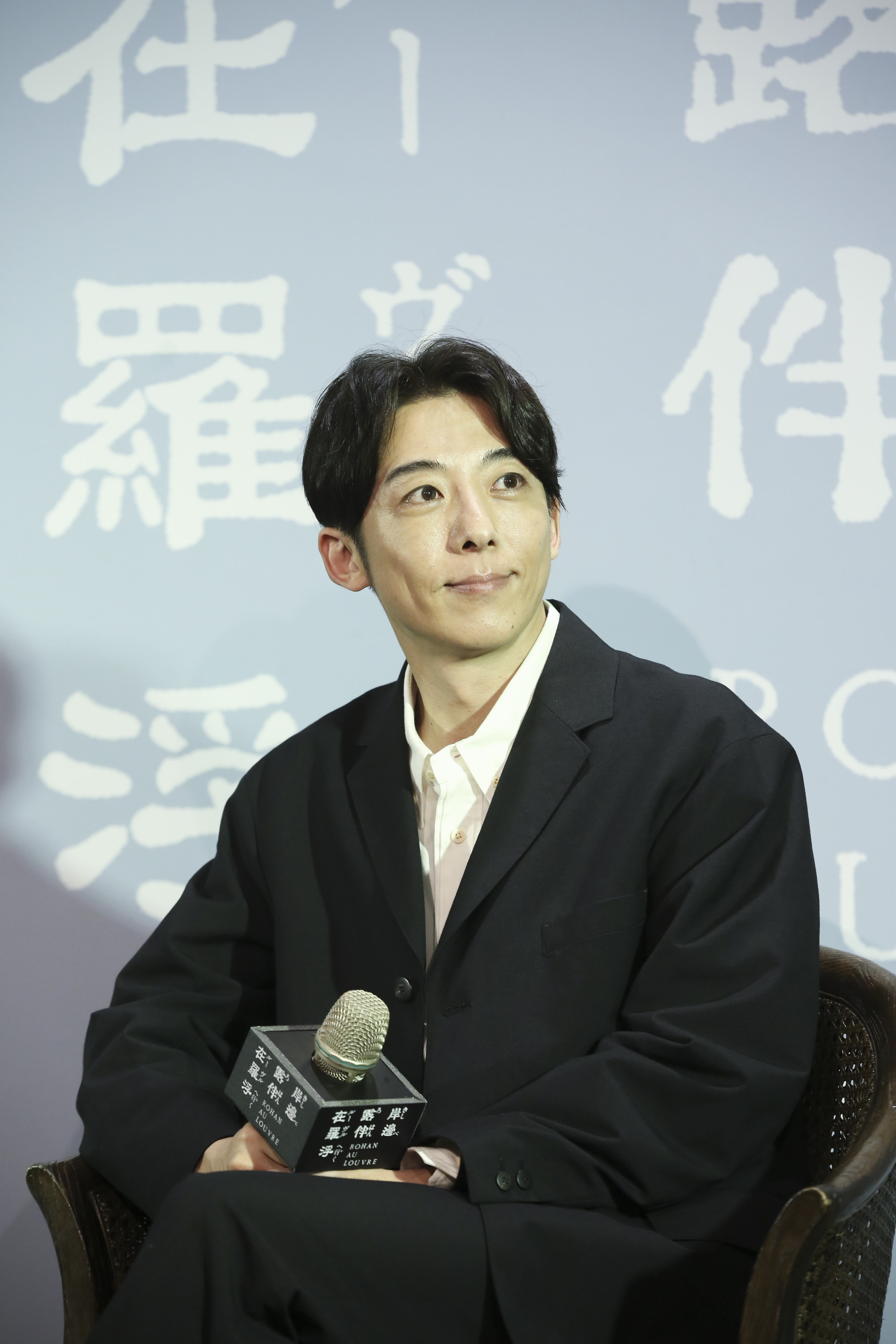 高橋一生在記者會上分享到法國拍戲時的趣事,透露為了學法文頻找機會跟當地工作人員或懂法文的人員練習。
