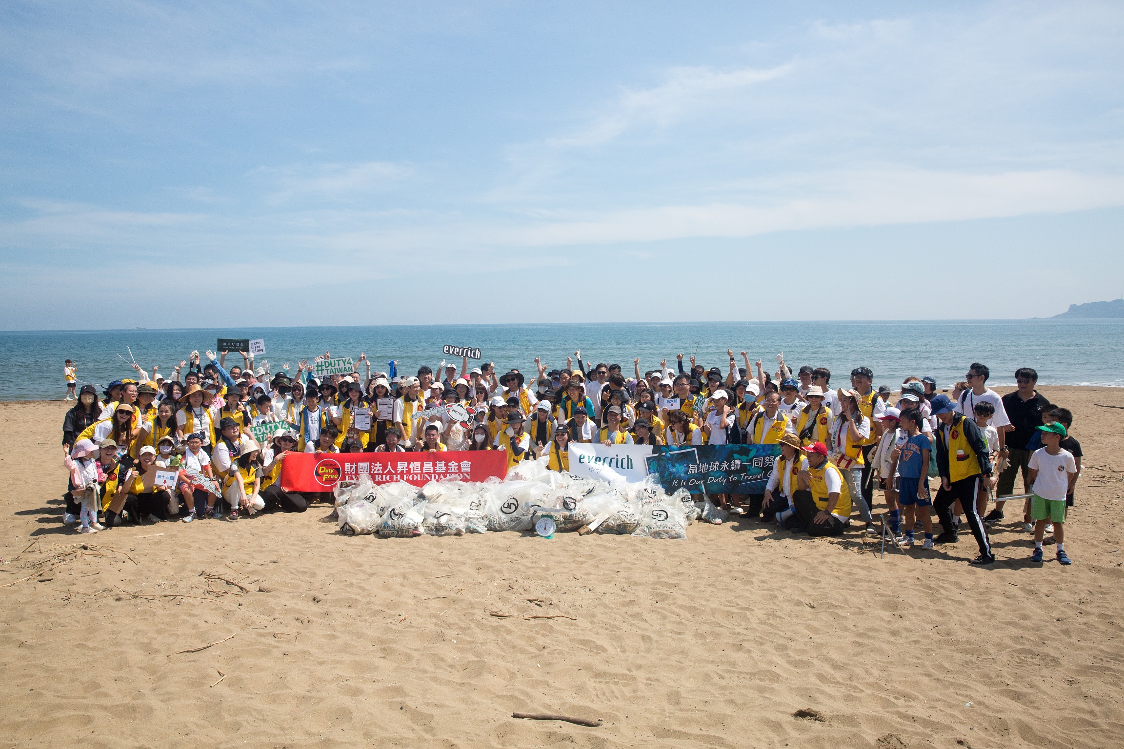 昇恆昌攜手同仁跟合作廠商到新北市萬里淨灘，將環保理念化為熱血行動，積極響應永續發展目標。