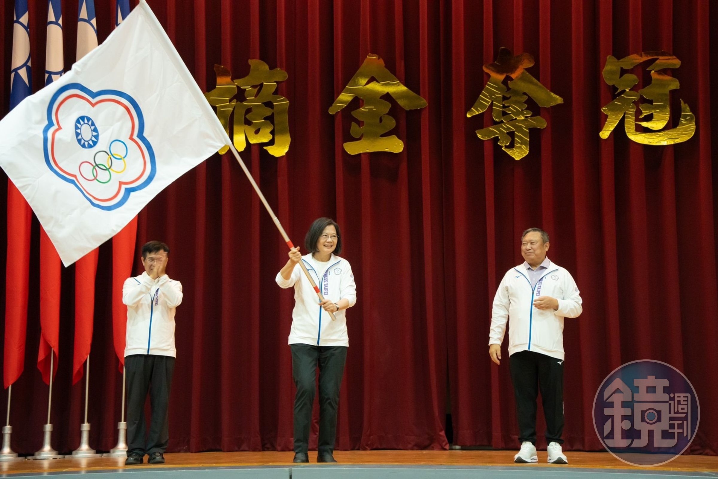 總統蔡英文親自授予國旗及團旗，勉勵參加本屆亞運的教練及選手。（中華奧會提供）