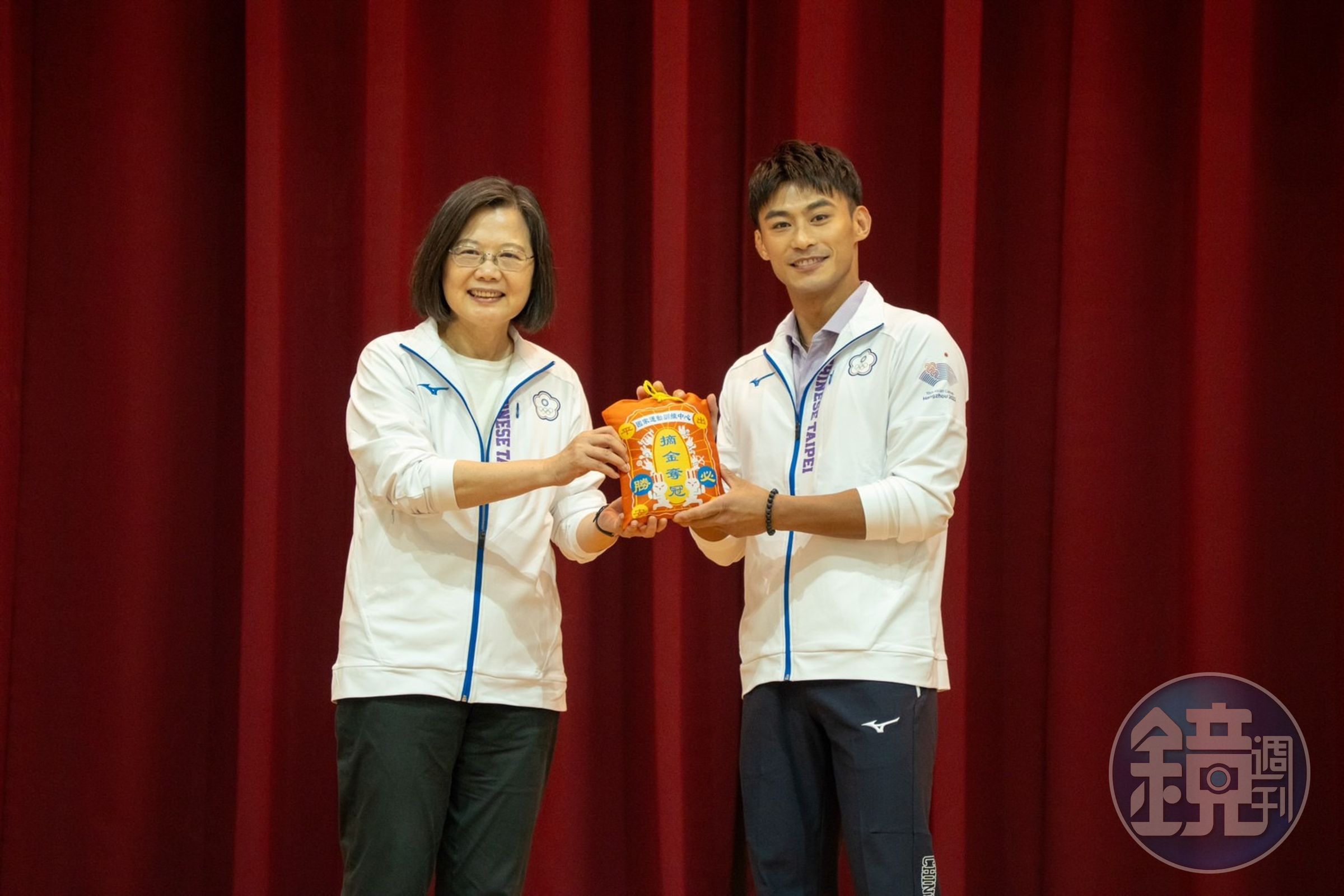 總統蔡英文還贈送平安御守，希望全團都能帶著滿滿能量出征，也要健康平安的歸國。（中華奧會提供）