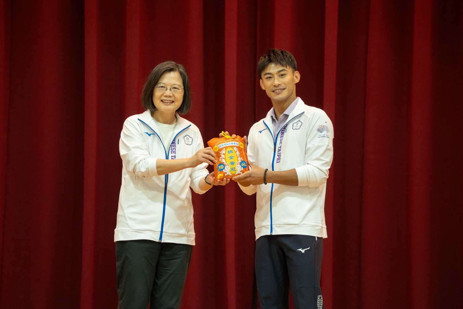 總統蔡英文還贈送平安御守,希望全團都能帶著滿滿能量出征,也要健康平安的歸國。(中華奧會提供)