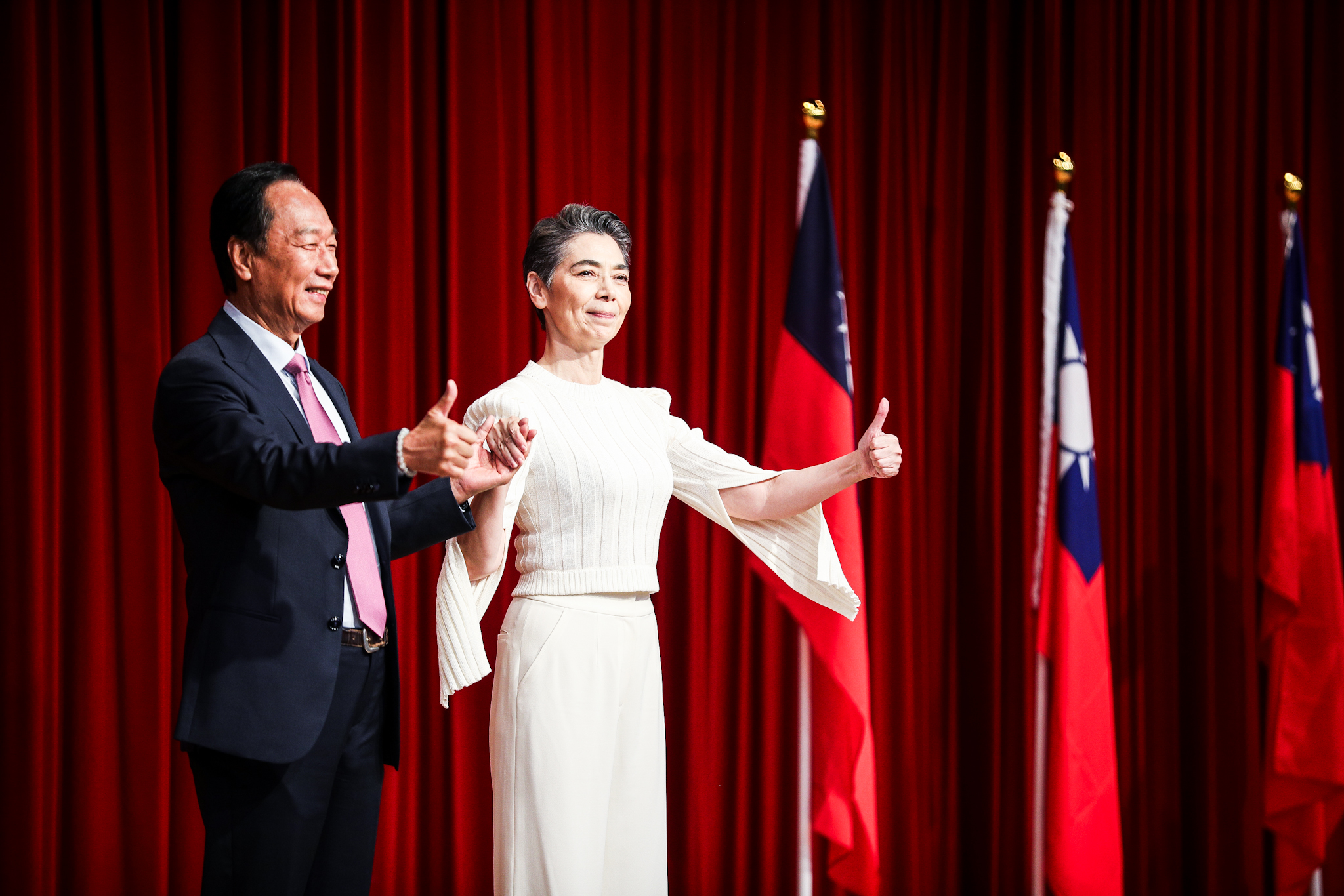 賴佩霞成為郭台銘副總統搭檔後，雙重國籍的問題浮上檯面，不過賴今po文宣布，昨天已啟動放棄美國國籍的正式程序。