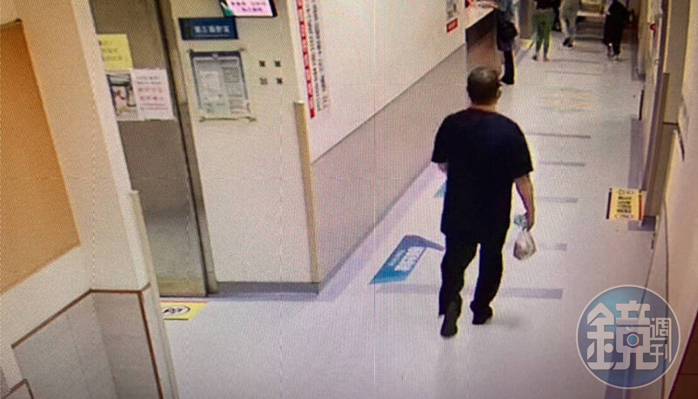 高雄中生代角頭「九斤」在大同醫院飲彈自盡,醫院監視器拍到他獨自進入廁所畫面,因此研判非他殺。(翻攝畫面)