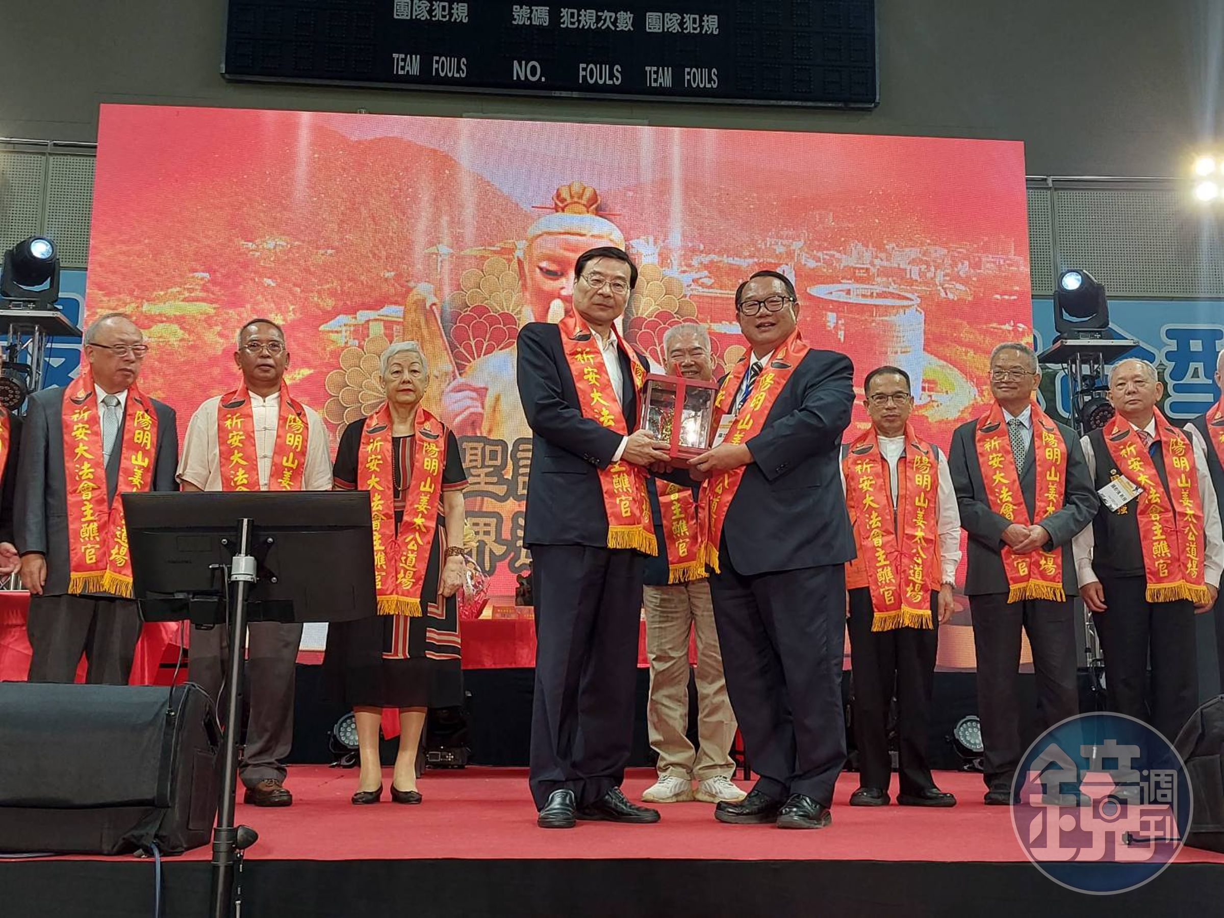 侯友宜陣營由國民黨立院總召曾銘宗代表率團向姜太公祝壽,道場主席羅世新致贈飛天神獸四不像,祝福高票當選。(姜太公道場提供)