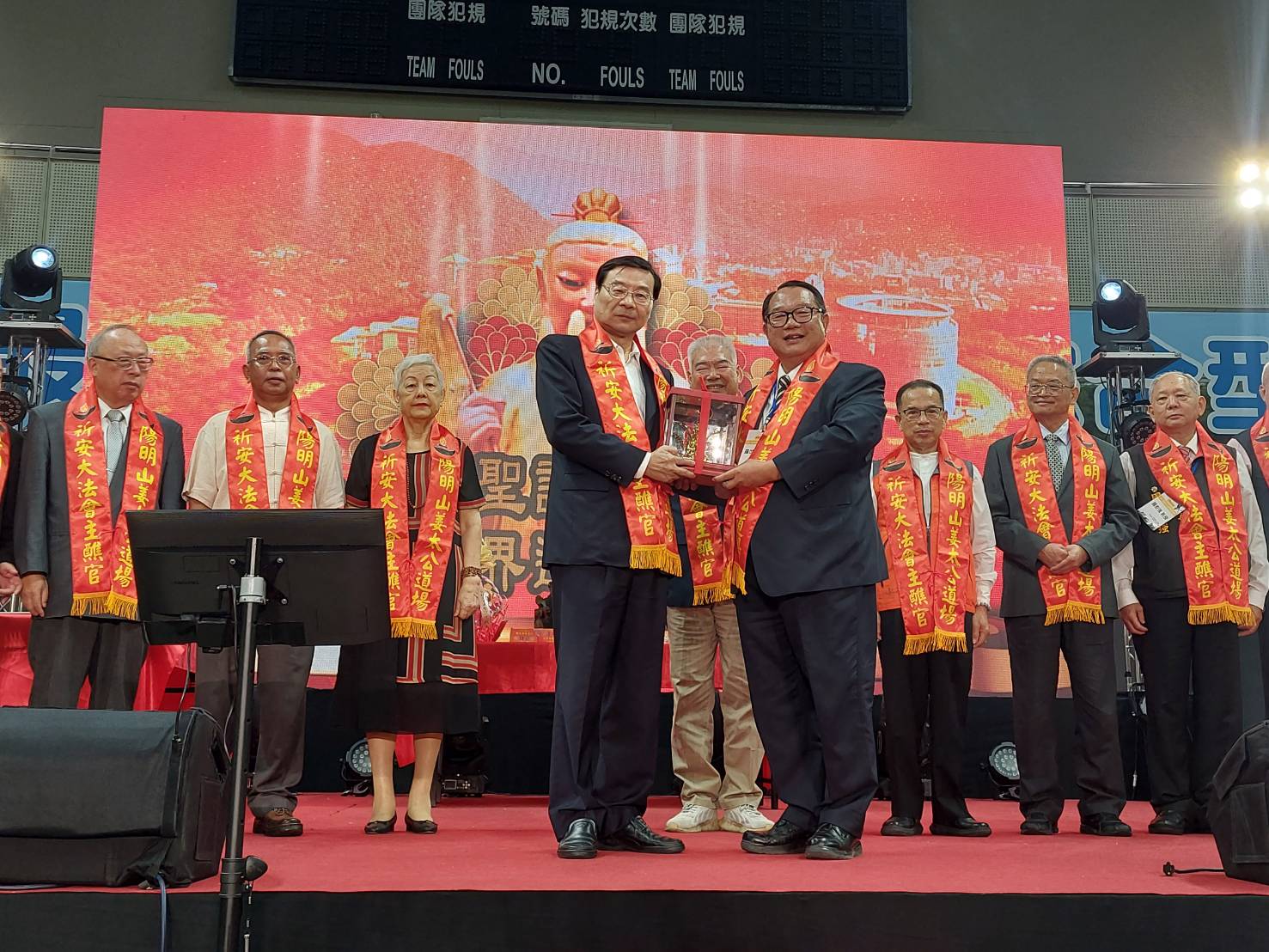 侯友宜陣營由國民黨立院總召曾銘宗代表率團向姜太公祝壽，道場主席羅世新致贈飛天神獸四不像，祝福高票當選。（姜太公道場提供）