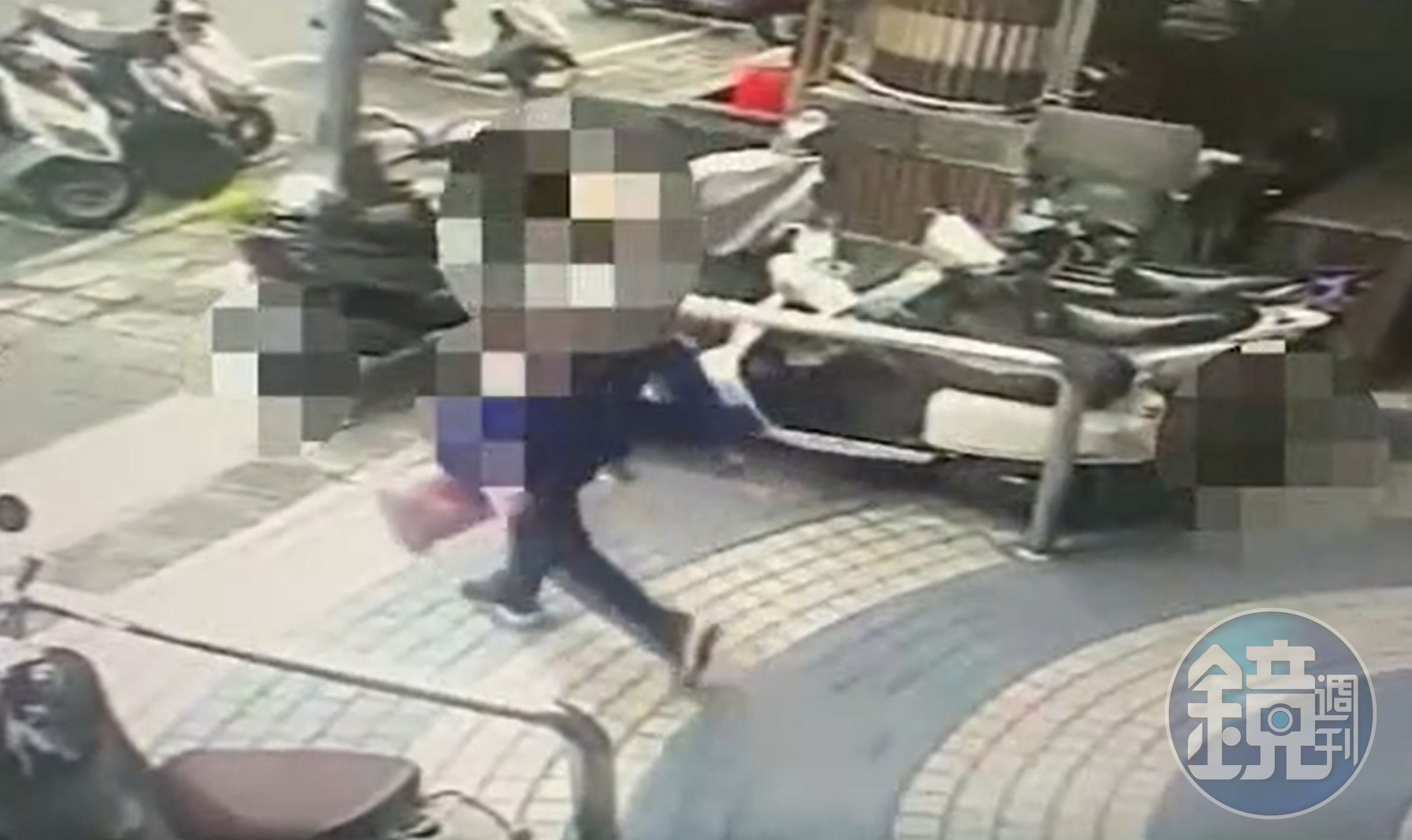 羅姓夫妻遇害後,吳嫌還大搖大擺地直接騎車逃逸,過程全被監視器畫面錄下。(翻攝畫面)