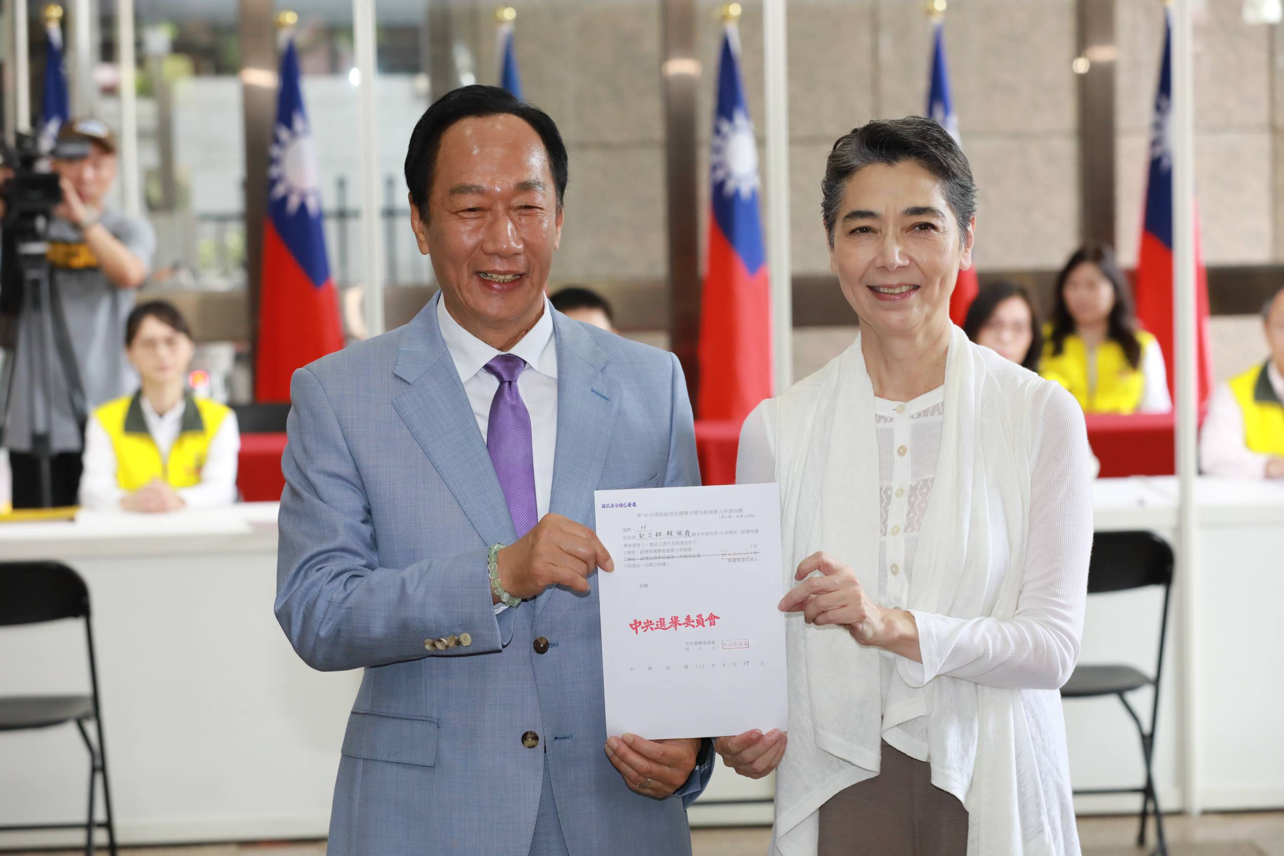 郭台銘和賴佩霞今天（17日）共赴中選會，繳交百萬保證金並領表登記連署。